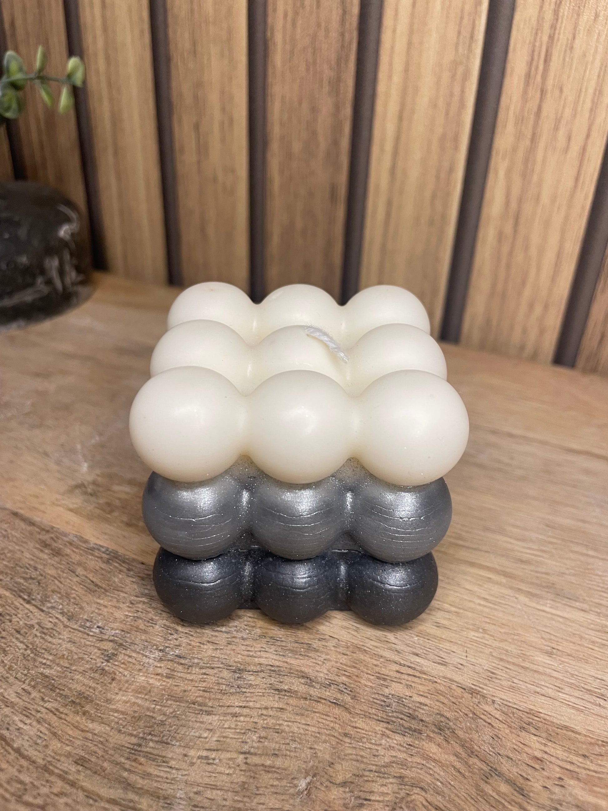 Bougie parfumée Bubble tricolore gris personnalisable. Cire végétal et parfum de Grasse. Bougie artisanale fait main.