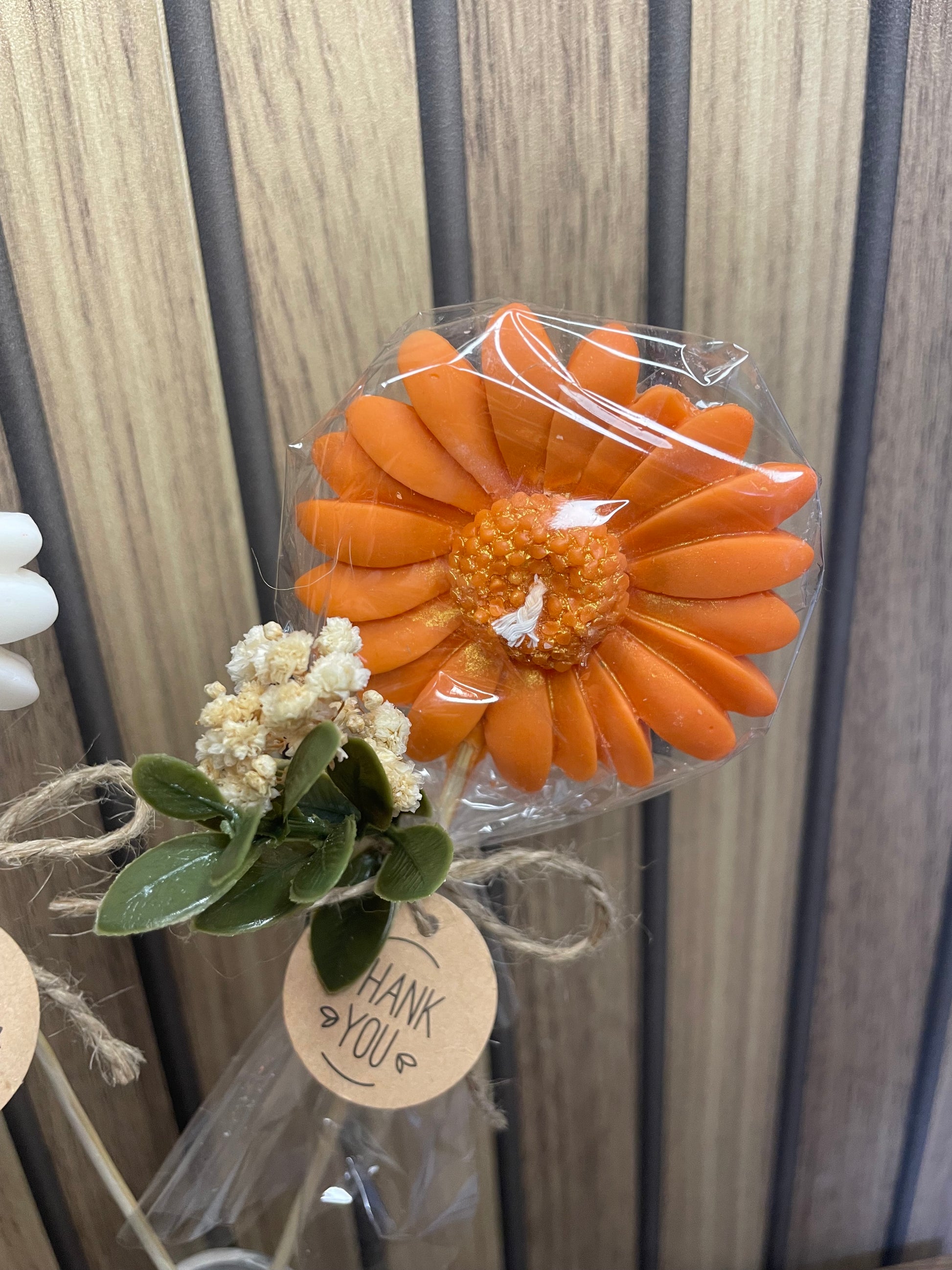 Décoration et cadeau bougie parfumée marguerite à personnaliser. Cire végétal et fragrances de Grasse. Bougie artisanale. Cadeaux invités cérémonies et événements. Mariage baptême anniversaire communion. Plaisir d’offrir