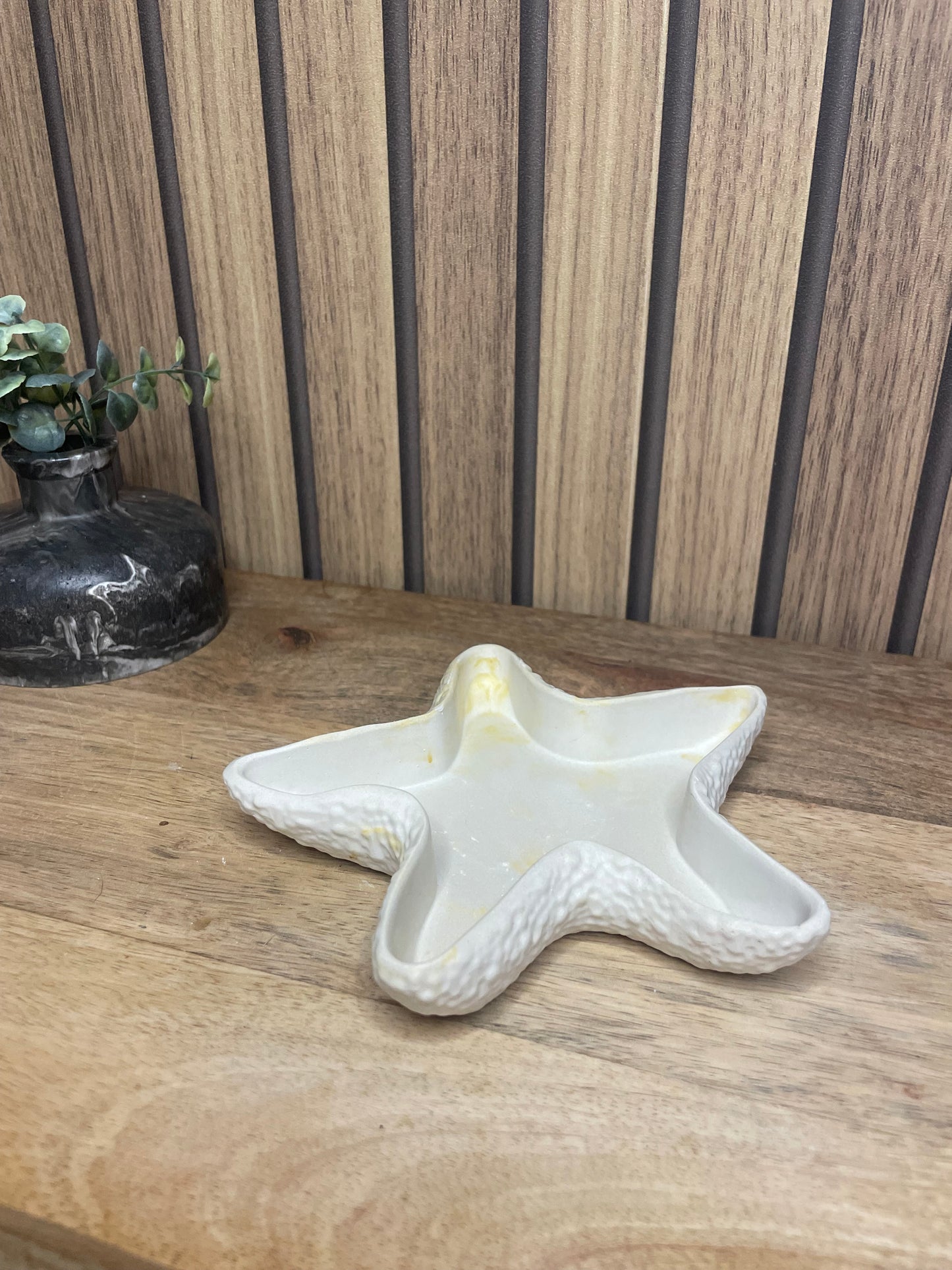 Vide poche étoile de mer. Coquillages Déco. Objets déco. A personnaliser. Tendance. Déposez vos bijoux, vos clés, vos pièces de monnaies. Maison. Poudre de moulage écologique. Artisan Français. Fait main. Cadeaux. Vous pouvez y faire fondre vos bougies.