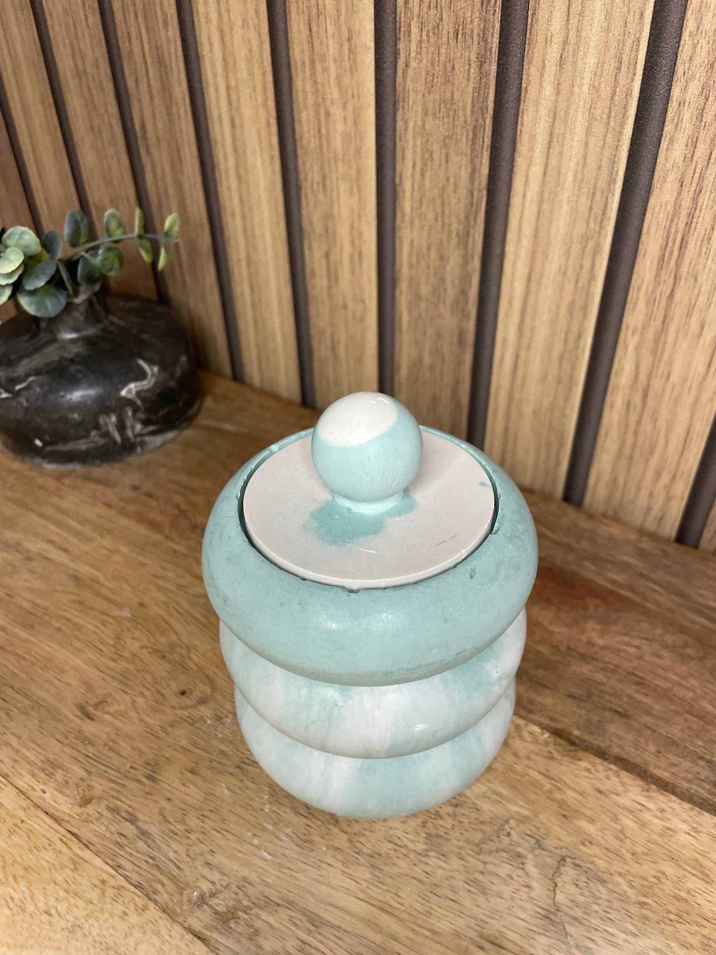 Décoration bougie parfumée verte. Cire végétal et fragrances de Grasse. Bougie artisanale.