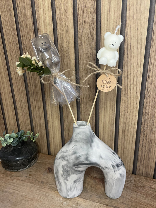 Décoration et cadeau bougie nounours parfumée sur tige à personnaliser. Cire végétal et fragrances de Grasse. Bougie artisanale. Cadeaux invités cérémonies et événements. Mariage baptême anniversaire communion. Plaisir d’offrir événement cérémonie cadeaux invités fleurs séchées. Petit ours