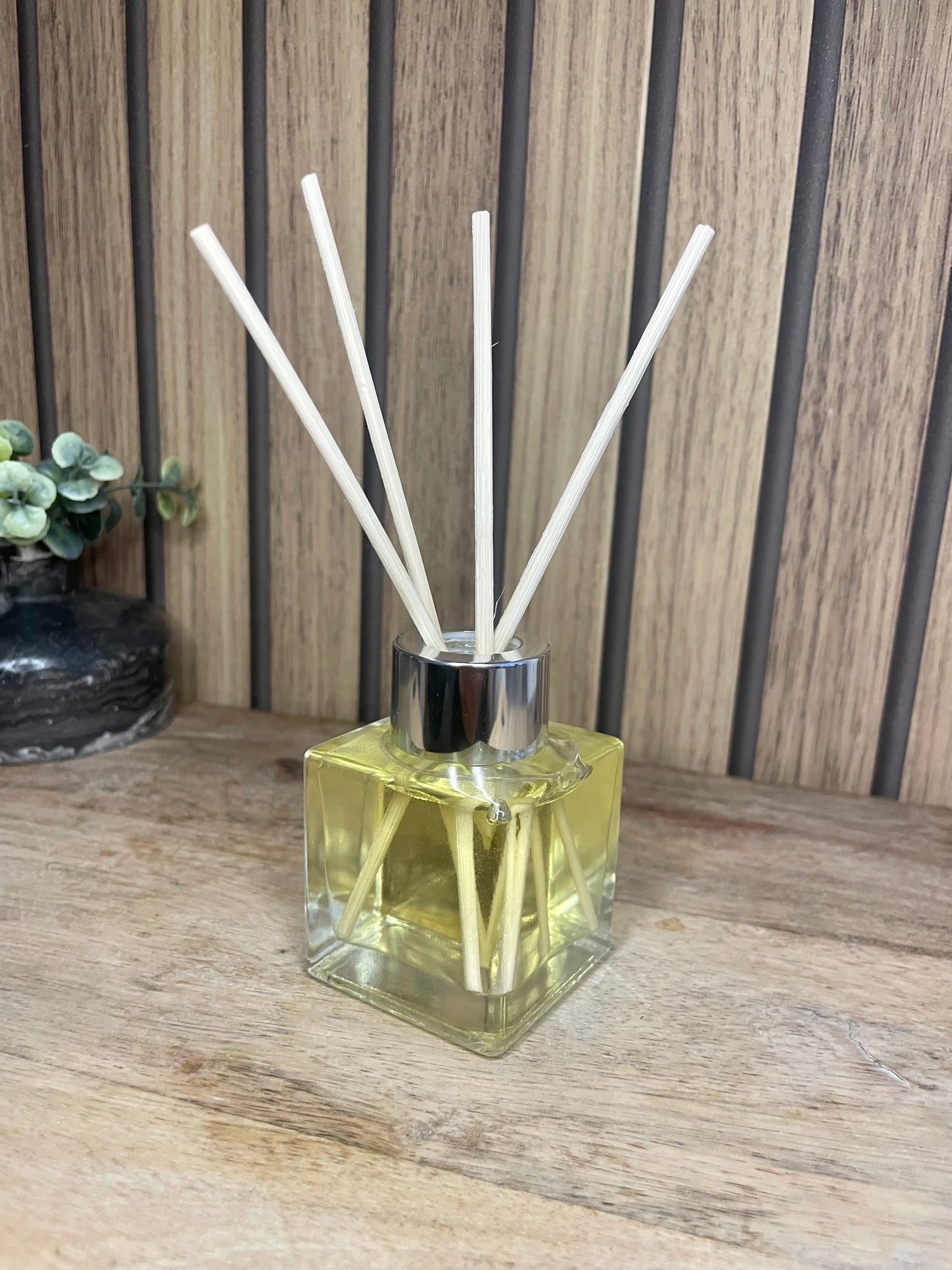 Diffuseur de parfum. Bouquet parfumé. Parfum d’intérieur. Maison. Déco. Senteur. Monoi. Vanille. Fragrance. Sans alcool. Artisanat Français. Fait main.
Coffret diffuseur parfum. Recharge contenant en verre. Parfum à personnaliser.
