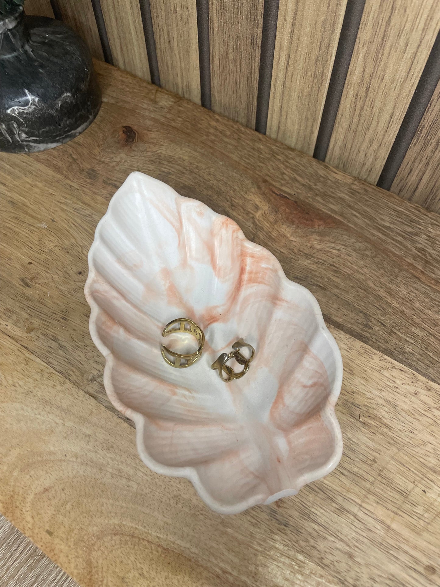 Vide poche feuille. Déco. Objets déco. A personnaliser. Tendance. Déposez vos bijoux, vos clés, vos pièces de monnaies. Maison. Poudre de moulage écologique. Artisan Français. Fait main. Cadeaux. Vous pouvez y faire fondre vos bougies.