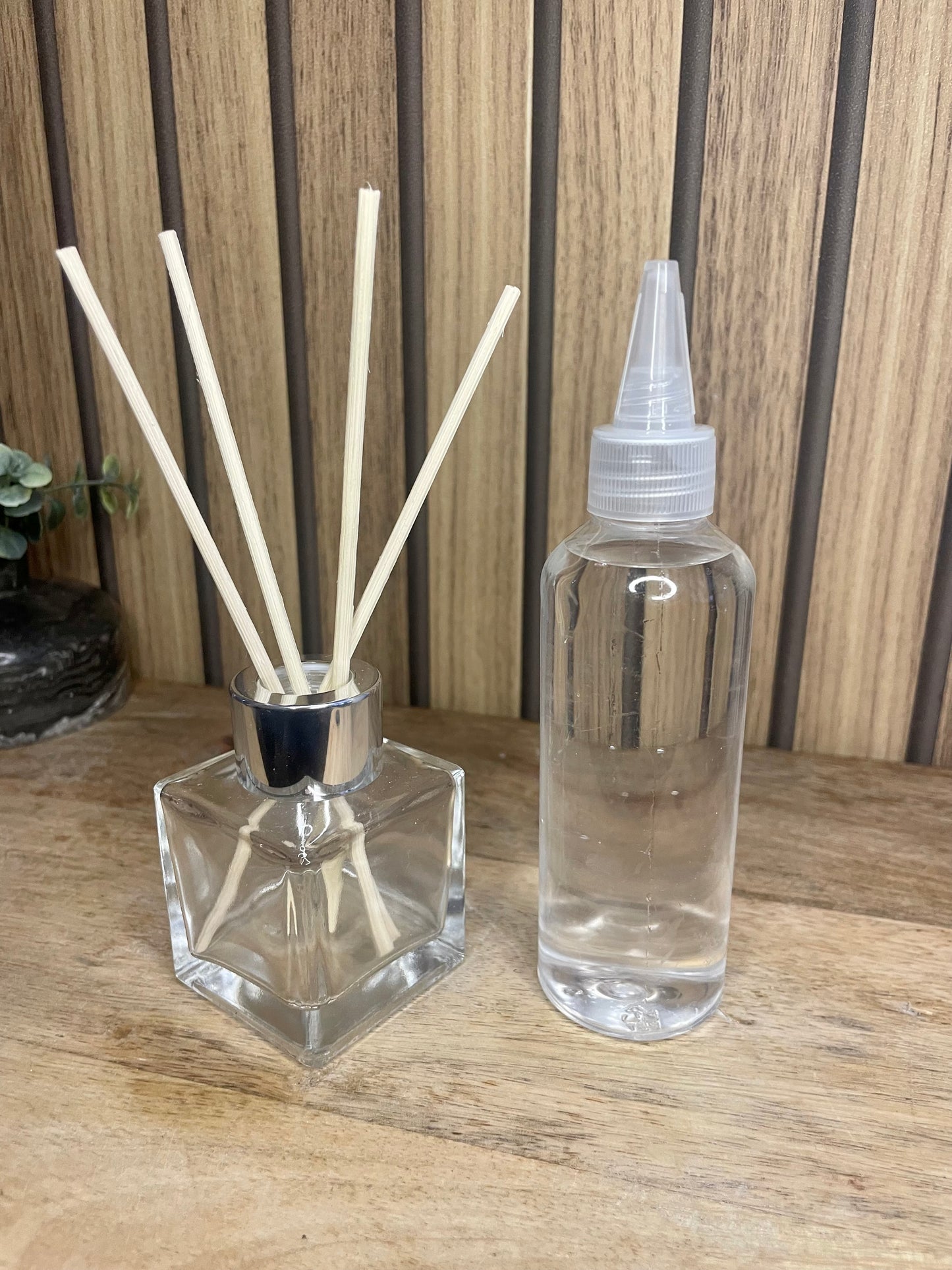 Diffuseur de parfum. Bouquet parfumé. Parfum d’intérieur. Maison. Déco. Senteur. Monoi. Vanille. Fragrance. Sans alcool. Artisanat Français. Fait main.
Coffret diffuseur parfum. Recharge contenant en verre. Parfum à personnaliser.