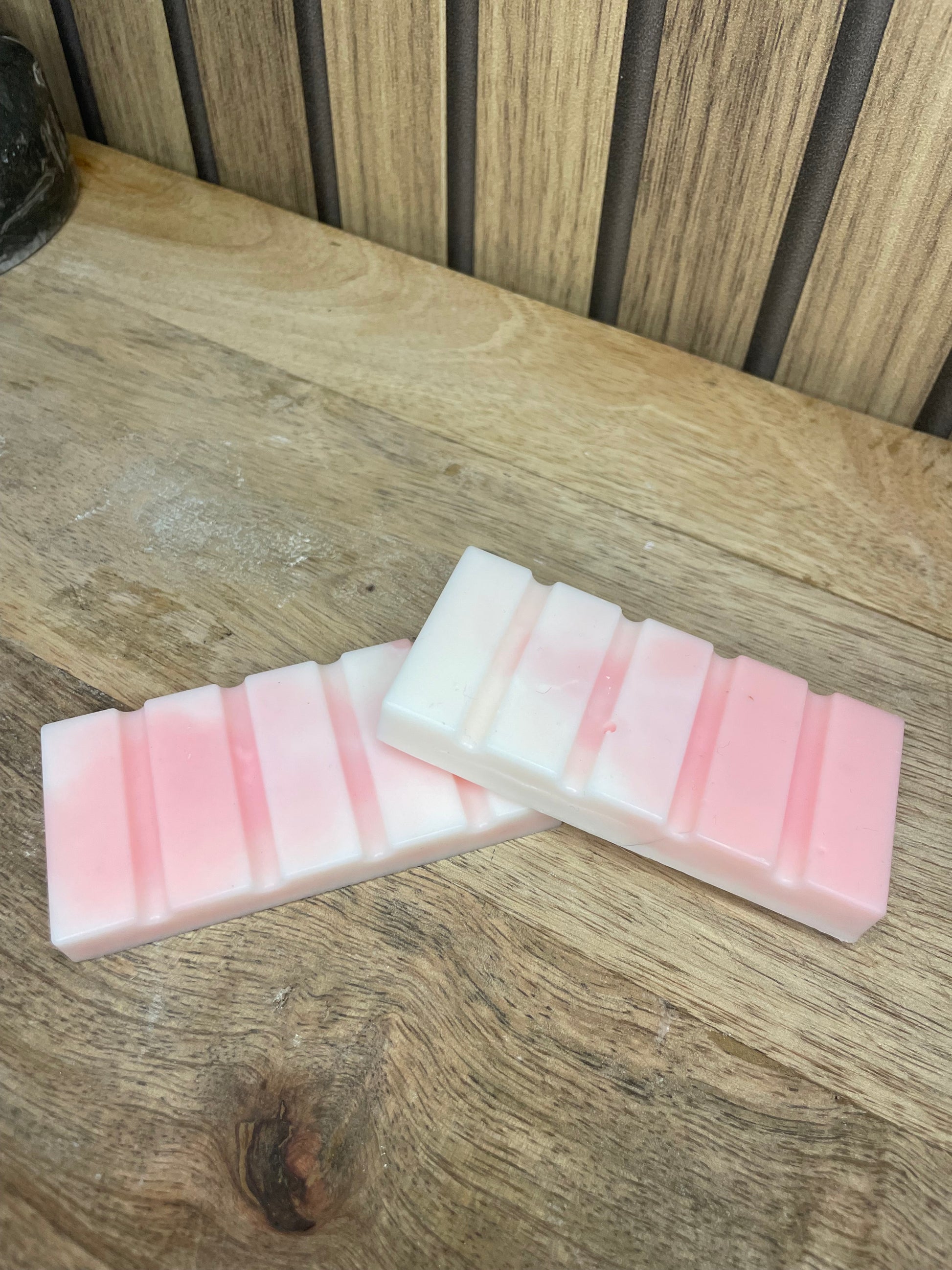 Fondants parfumés. Parfums d’intérieur. Parfumer sa maison. Brûle parfum. Senteurs vanille, monoï, linge propre, madeleine et pomme d’amour. Expérience olfactive. Cire naturelle et parfums Français de Grasse. Produits non nocif pour la santé et l’environnement. Snap bar. Tablette.