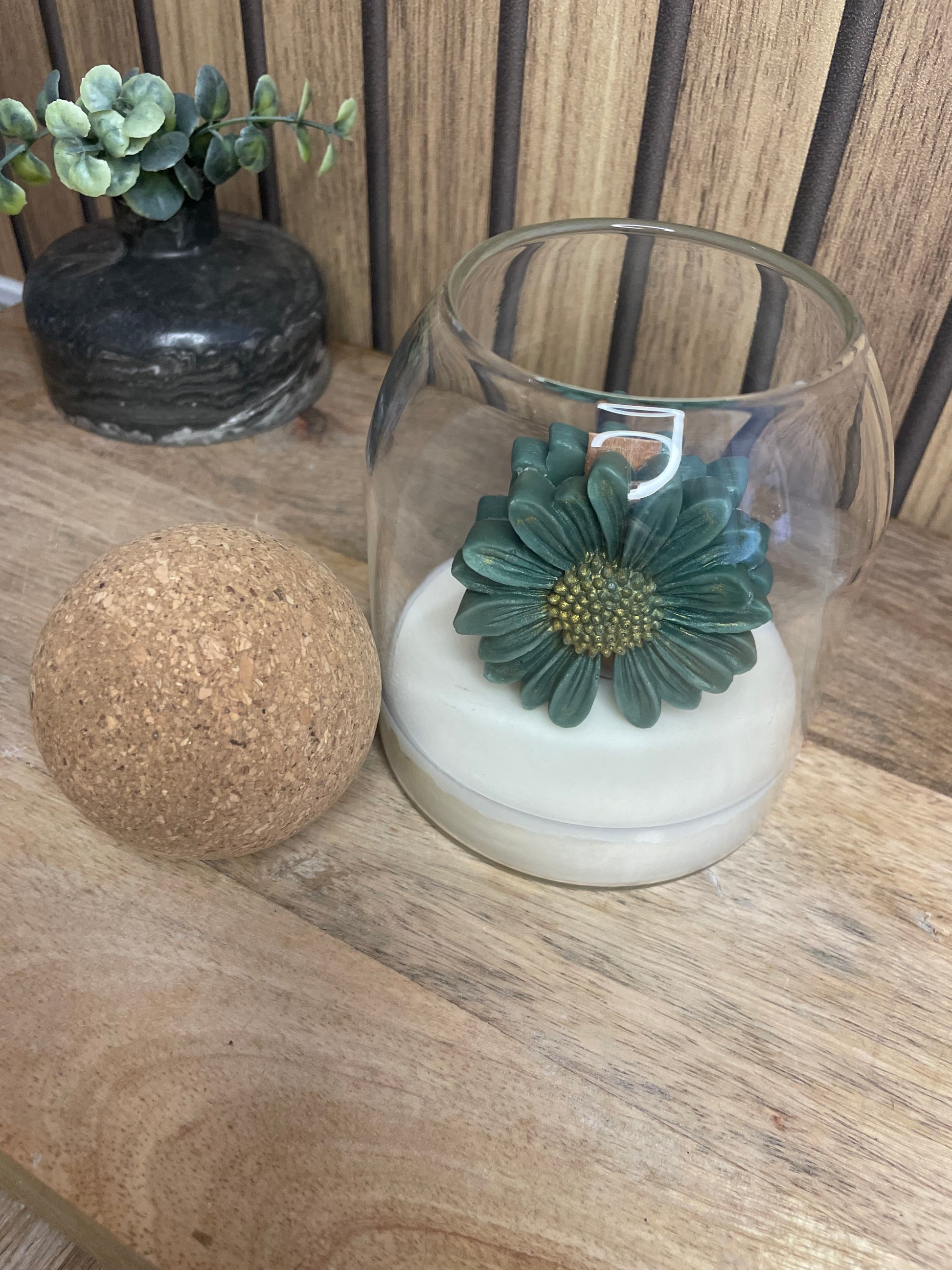 Décoration et cadeau bougie parfumée à personnaliser. Cire végétal et fragrances de Grasse. Bougie artisanale. Cadeaux, invités, 
cérémonies et événements. Plaisir d’offrir. Objets déco. Monoï, madeleine pomme d’amour vanille linge propre. Couleurs aux choix. Marguerites 
Pot en verre avec bouchon liège rond