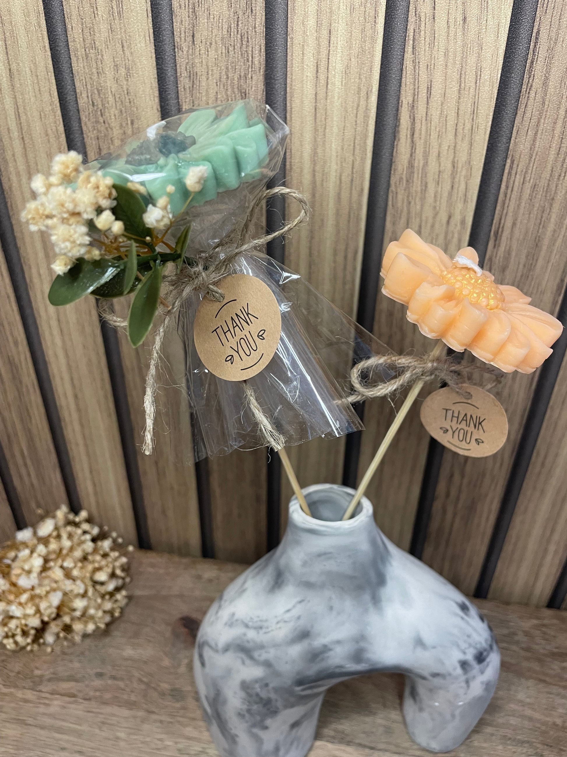 Décoration et cadeau bougie parfumée marguerite à personnaliser. Cire végétal et fragrances de Grasse. Bougie artisanale. Cadeaux invités cérémonies et événements. Mariage baptême anniversaire communion. Plaisir d’offrir