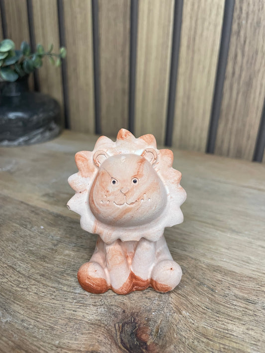 Figurine petit lion. Déco chambre d’enfant. A personnaliser. A offrir. Décoration. Enfants. Figurines. Poudre de moulage écologique. Fait main. Artisanat Français.