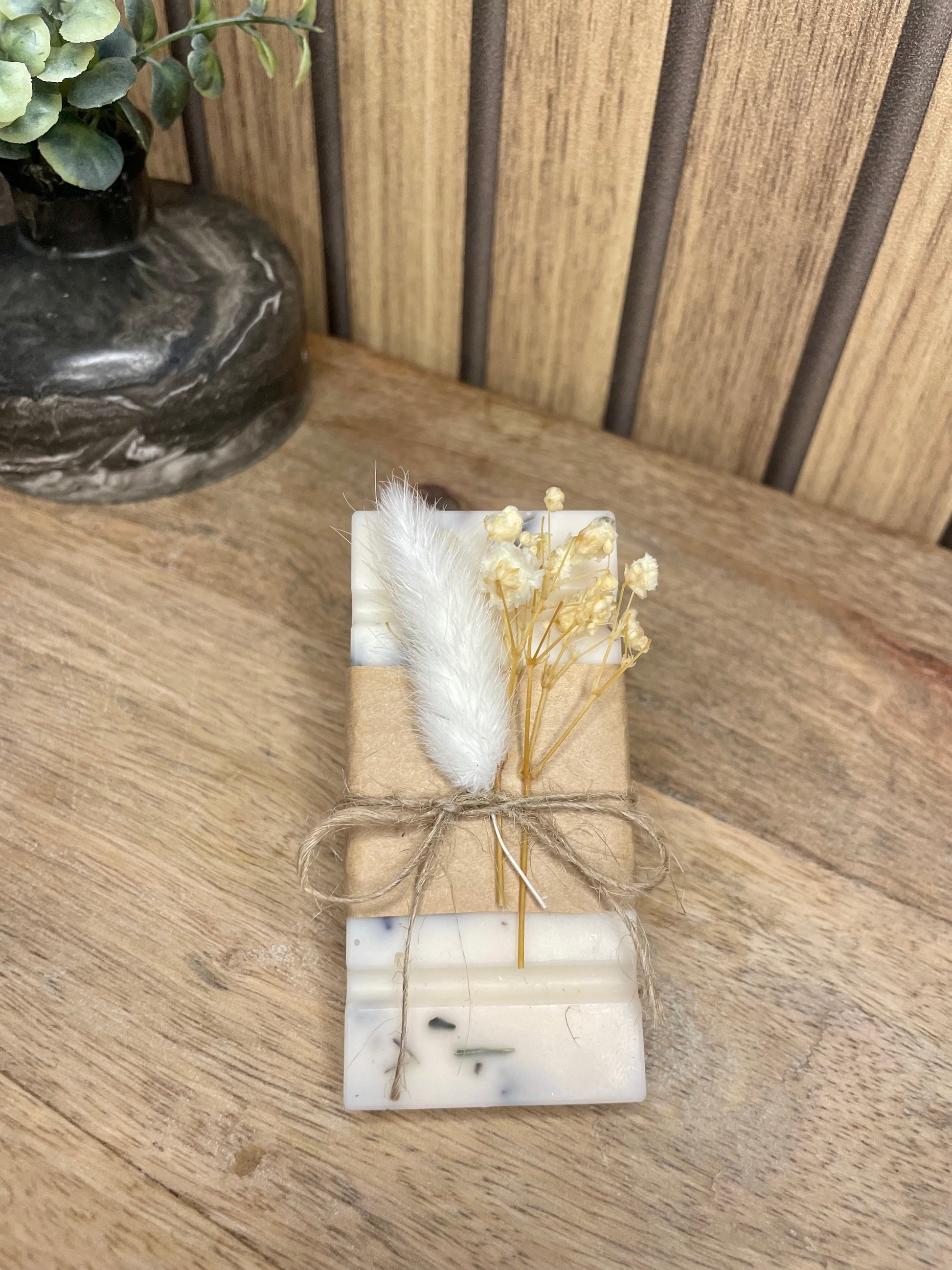 Fondant parfumé. Fleurs séchées et lavandes. Brûle parfum. Cadeaux invités. Plaisir d’offrir. Cérémonies, événements, mariage, baptême, anniversaire. Parfum d’intérieur. Expérience olfactive. Parfumer sa maison. Senteur. Wedding planner. Organisateur d’événements. Fait main. Produits français. Cire naturelle.