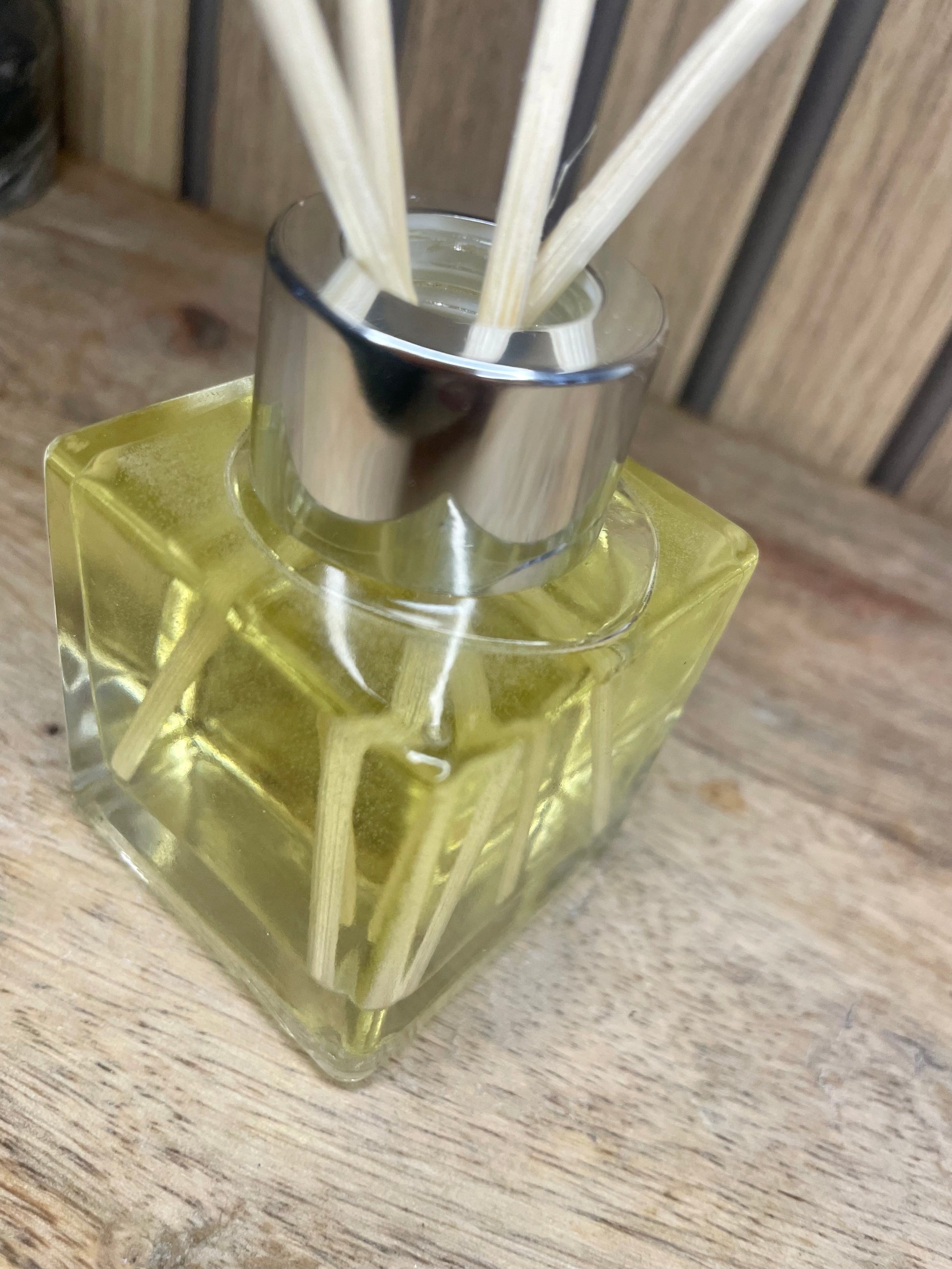 Diffuseur de parfum. Bouquet parfumé. Parfum d’intérieur. Maison. Déco. Senteur. Monoi. Vanille. Fragrance. Sans alcool. Artisanat Français. Fait main.