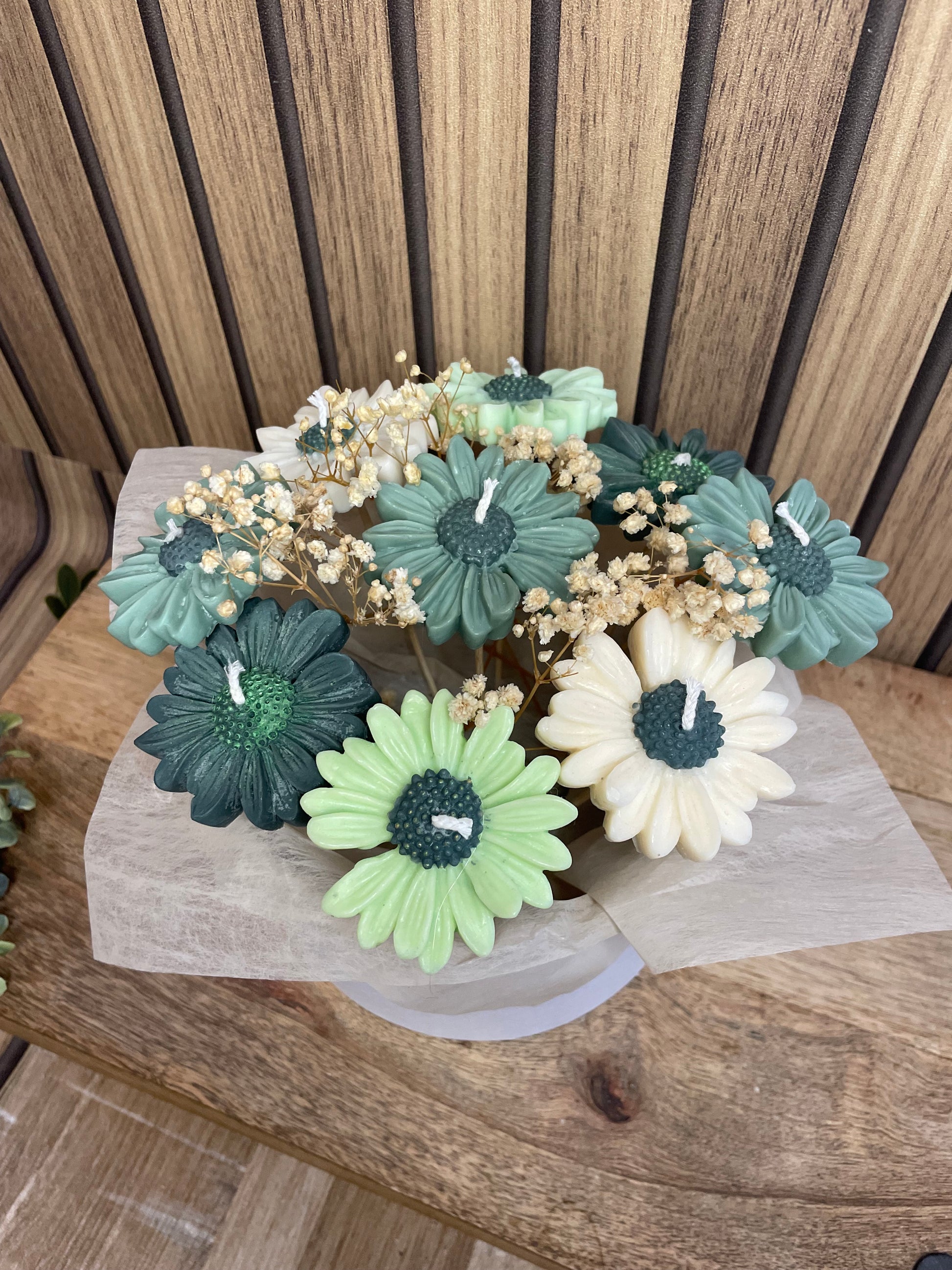 Bouquet de bougies parfumées. Fleurs marguerites et fleurs séchées. Fabrication artisanale fait main. Cire végétal et parfum de Grasse. Bougie artisanale. Cadeaux fêtes événements et cérémonies. Boîte à fleurs. Anniversaire baptême communion plaisir d’offrir. Boîte cadeaux. Fête des mères, saint Valentin.