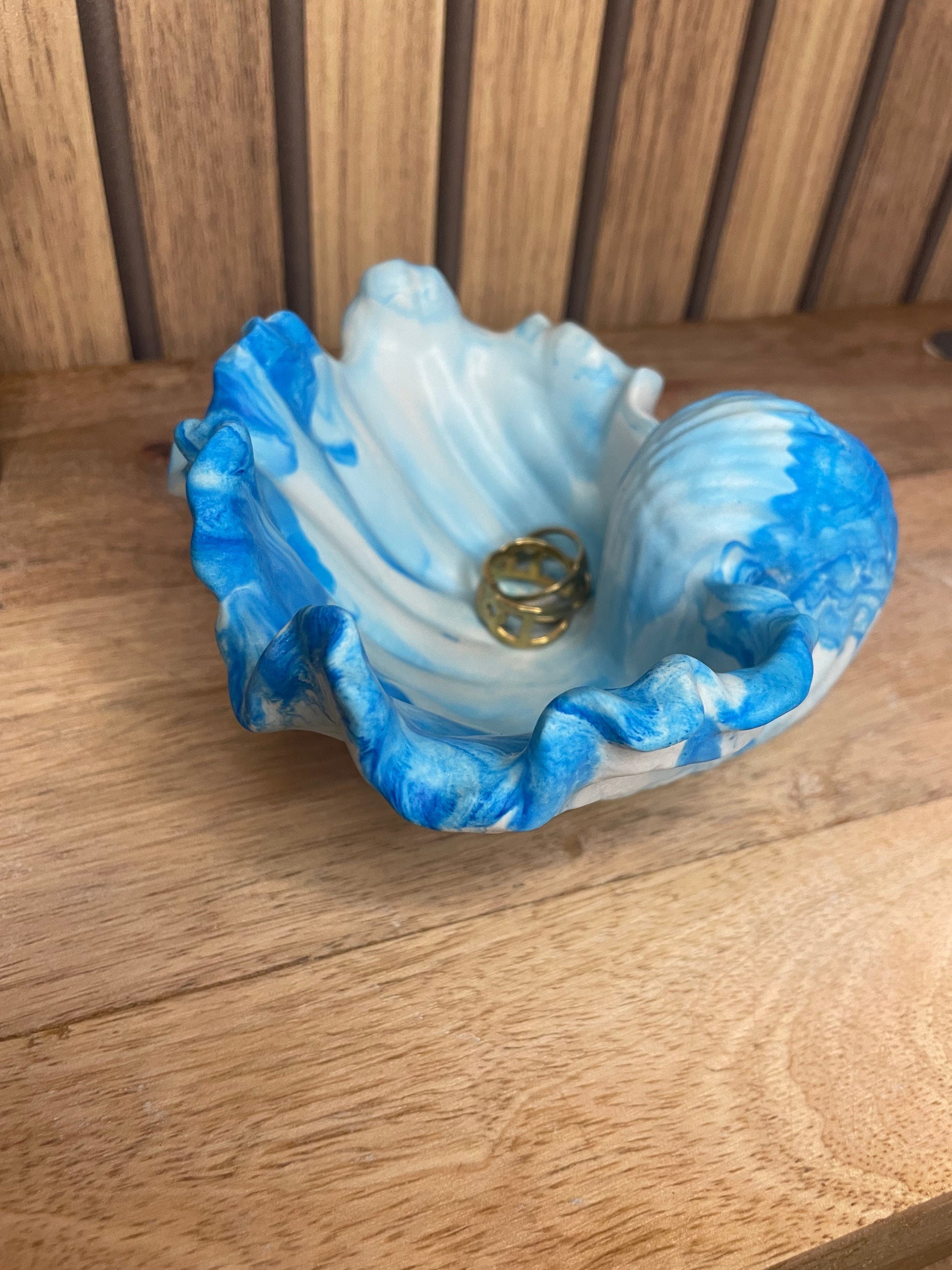 Vide poche coquillage. Coquillages. Déco. Objets déco. A personnaliser. Tendance. Déposez vos bijoux, vos clés, vos pièces de monnaies. Maison. Poudre de moulage écologique. Artisan Français. Fait main. Cadeaux.