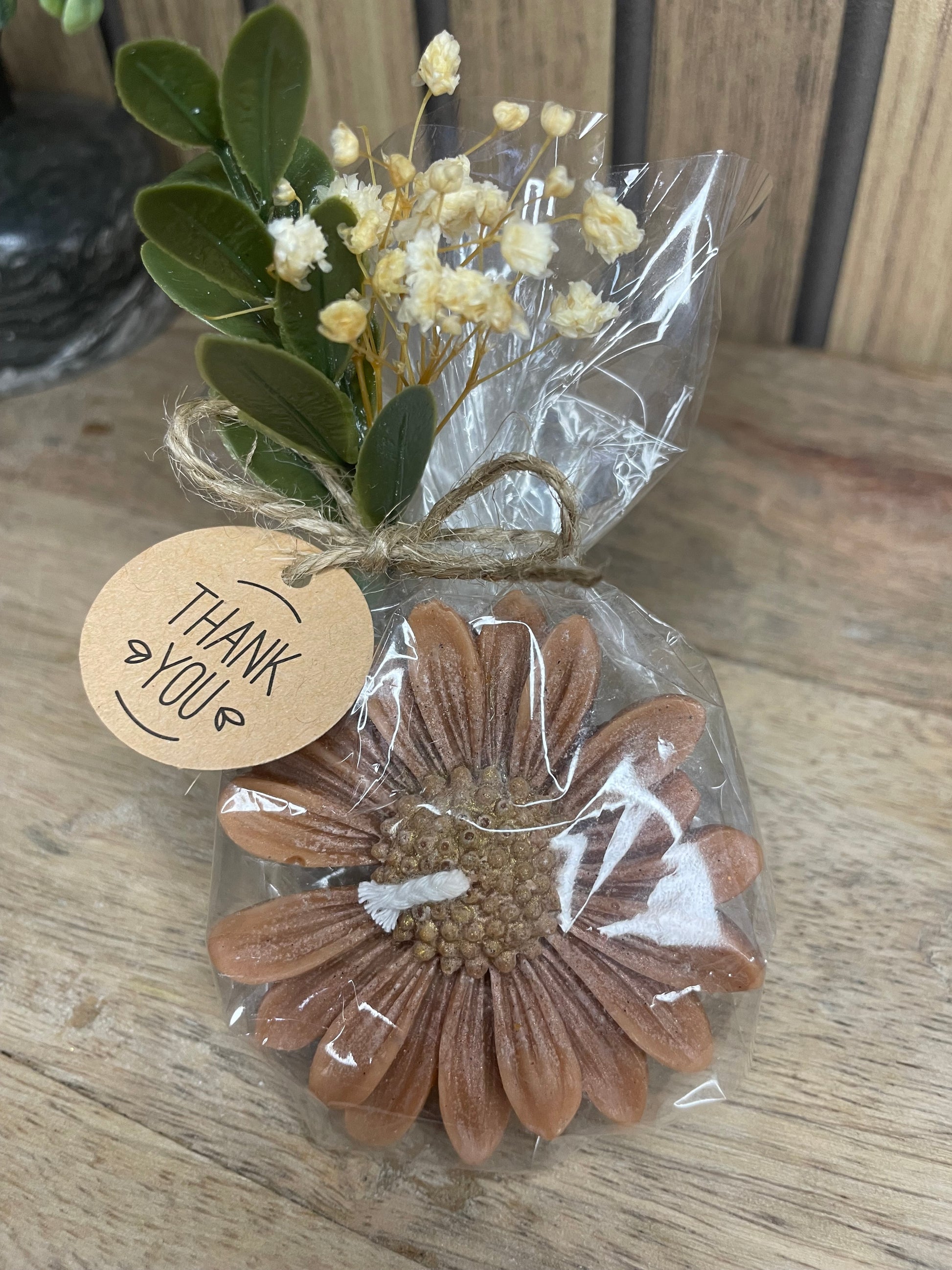 Décoration et cadeau bougie marguerite parfumée à personnaliser. Cire végétal et fragrances de Grasse. Bougie artisanale. Cadeaux invités cérémonies et événements. Mariage baptême anniversaire communion. Plaisir d’offrir événement cérémonie cadeaux invités fleurs séchées
