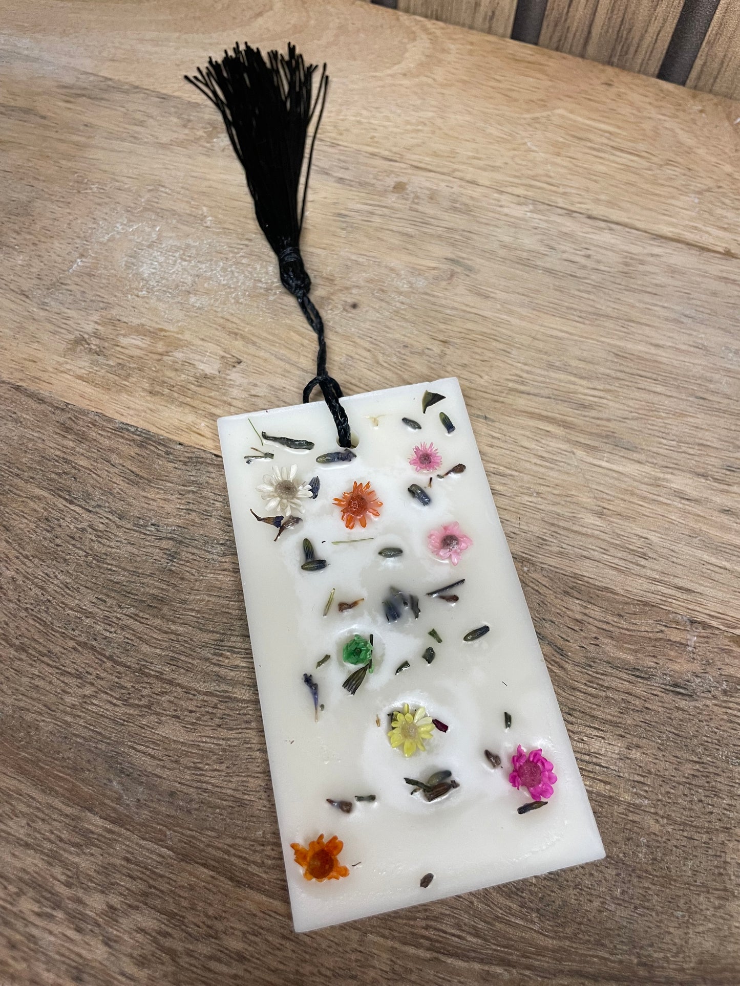 Palet parfumé. Parfum d’intérieur. Parfumer vos vêtements, dressing, commode. A suspendre sur un cintre. Fleurs séchées, cire naturelle et parfum Français provenant de Grasse. Expérience olfactive.