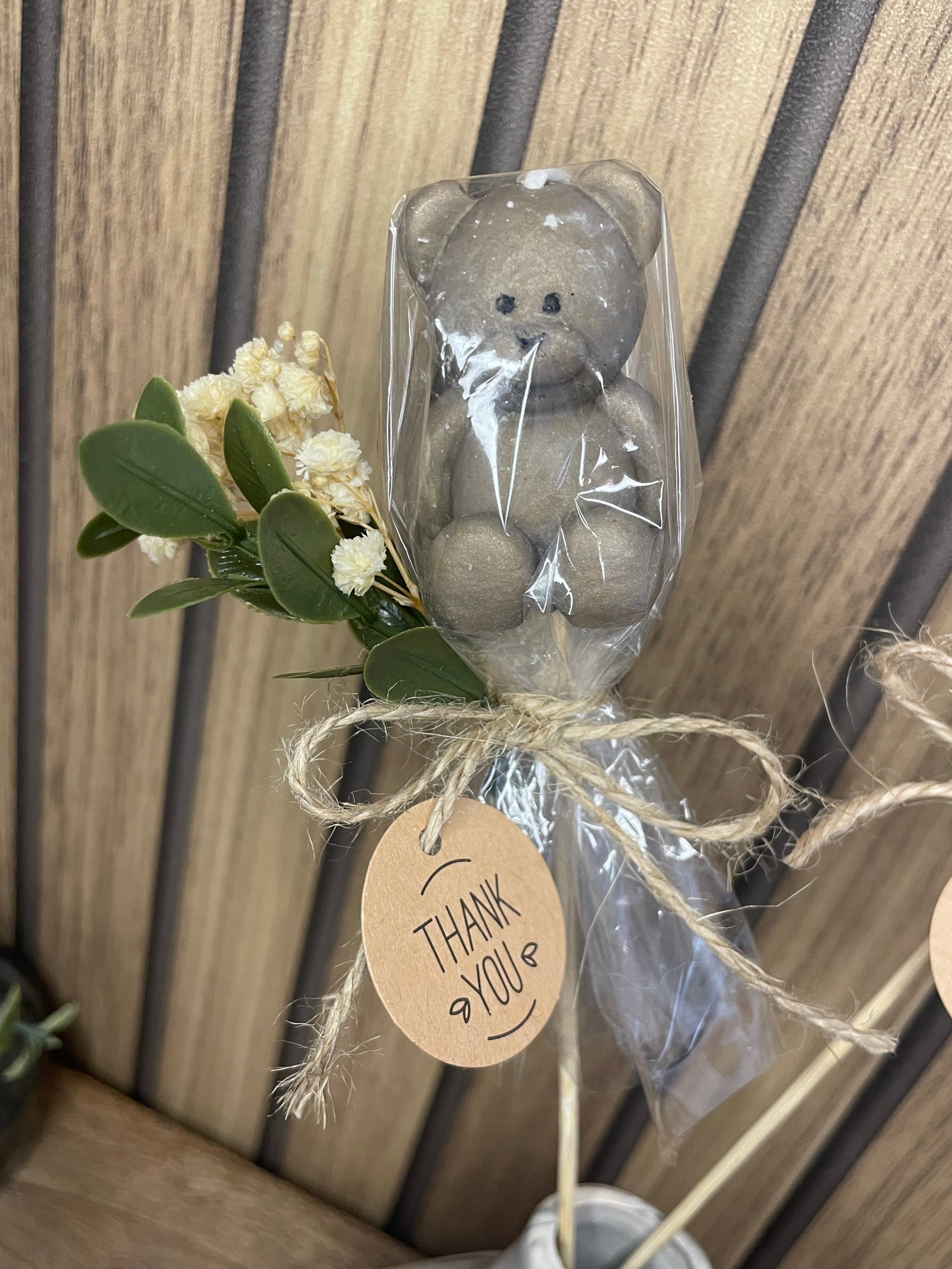 Décoration et cadeau bougie nounours parfumée sur tige à personnaliser. Cire végétal et fragrances de Grasse. Bougie artisanale. Cadeaux invités cérémonies et événements. Mariage baptême anniversaire communion. Plaisir d’offrir événement cérémonie cadeaux invités fleurs séchées. Petit ours