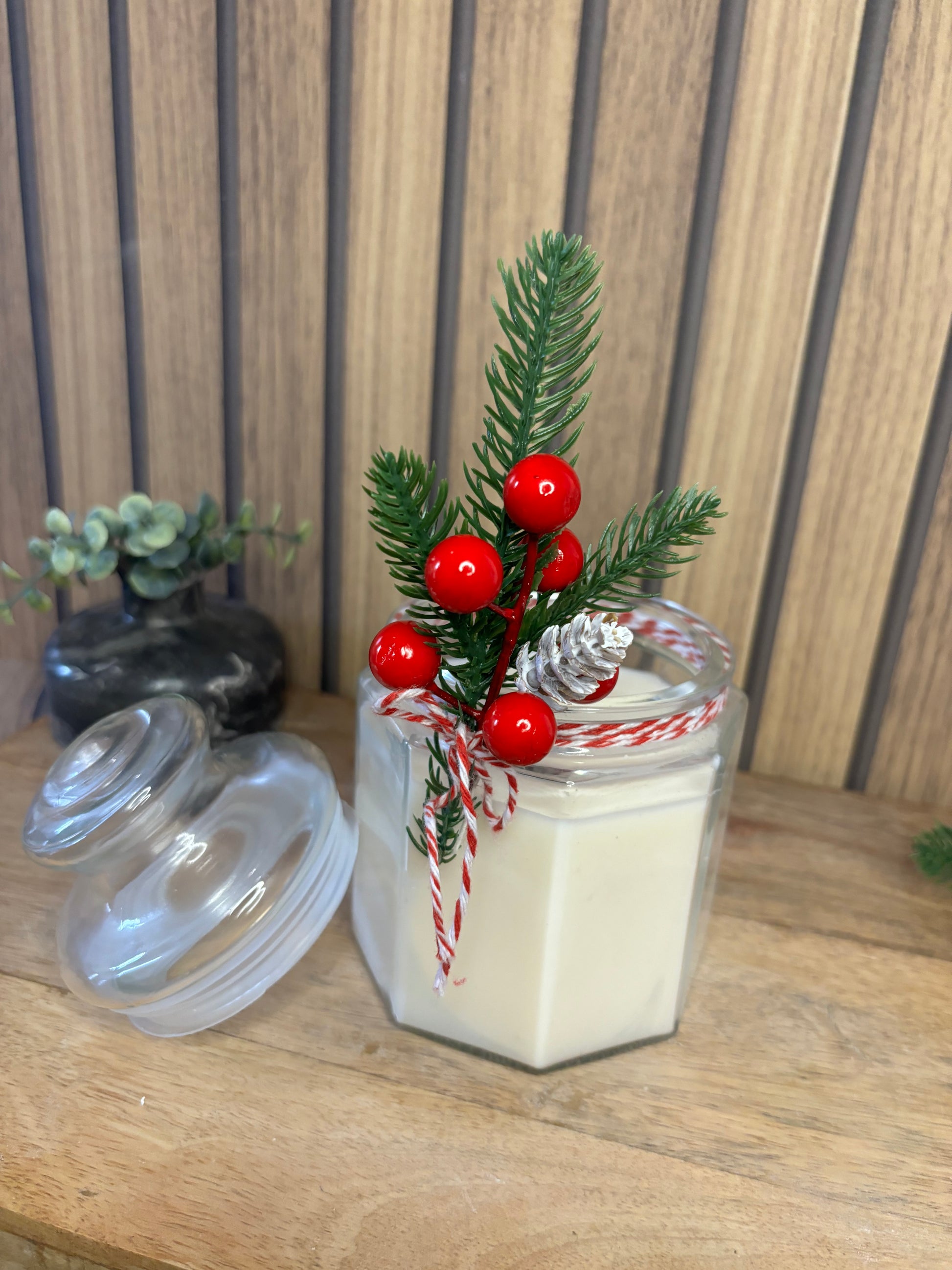 Bougie. Décoration de Noël. Idée cadeau. Sapin. Père Noël. Pomme de pin. Aiguilles de sapin. Baies.  Artisanat. Artisan. Petit créateur.