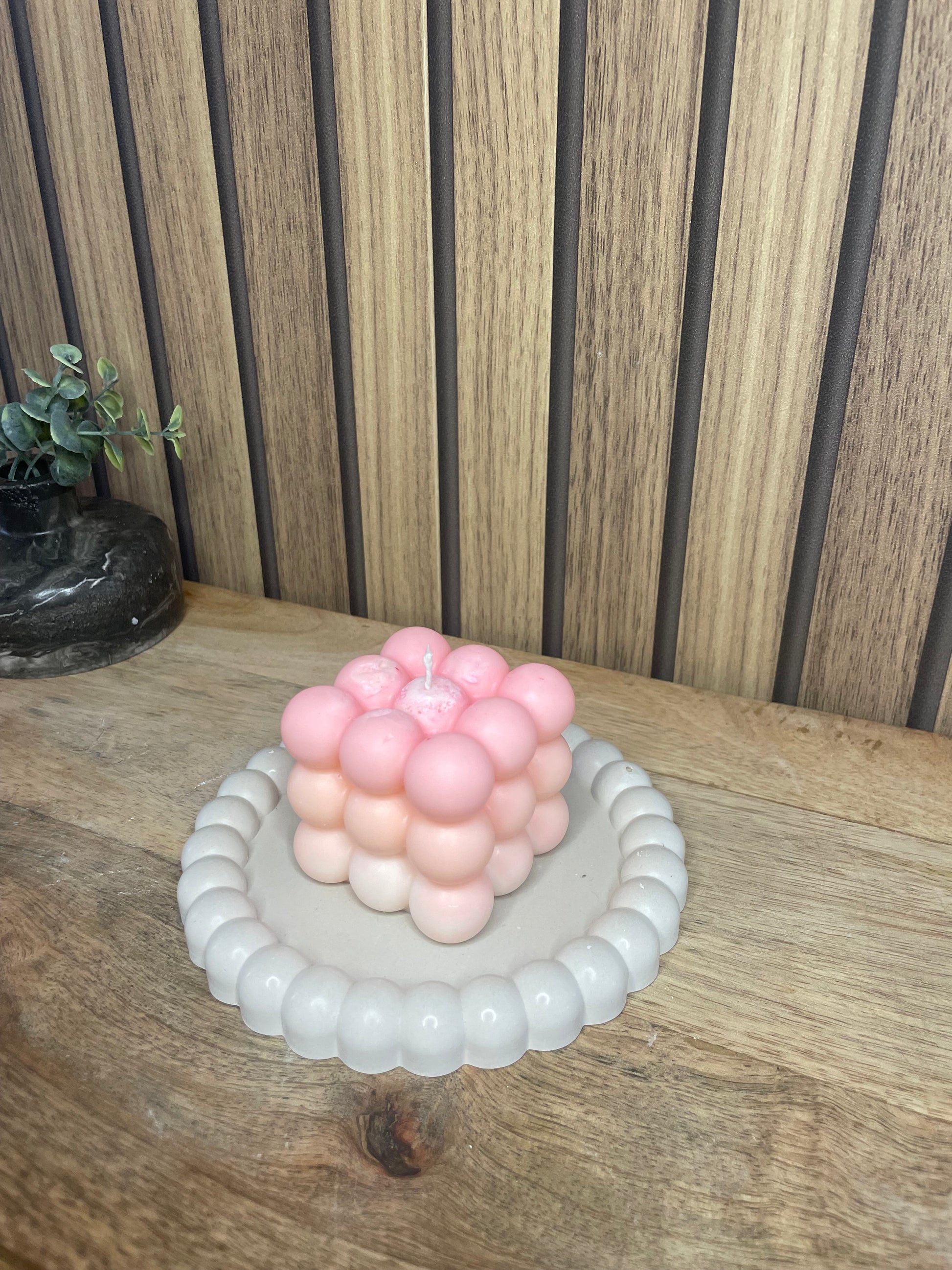 Plateau. Vide poche. Décoration. Plateau rond. Maison. Objets déco. A personnaliser. Tendance. Déposez vos bijoux, vos clés, vos bougies, vase, verres. Maison. Poudre de moulage écologique. Artisan Français. Fait main. Cadeaux. Vous pouvez y faire fondre vos bougies.