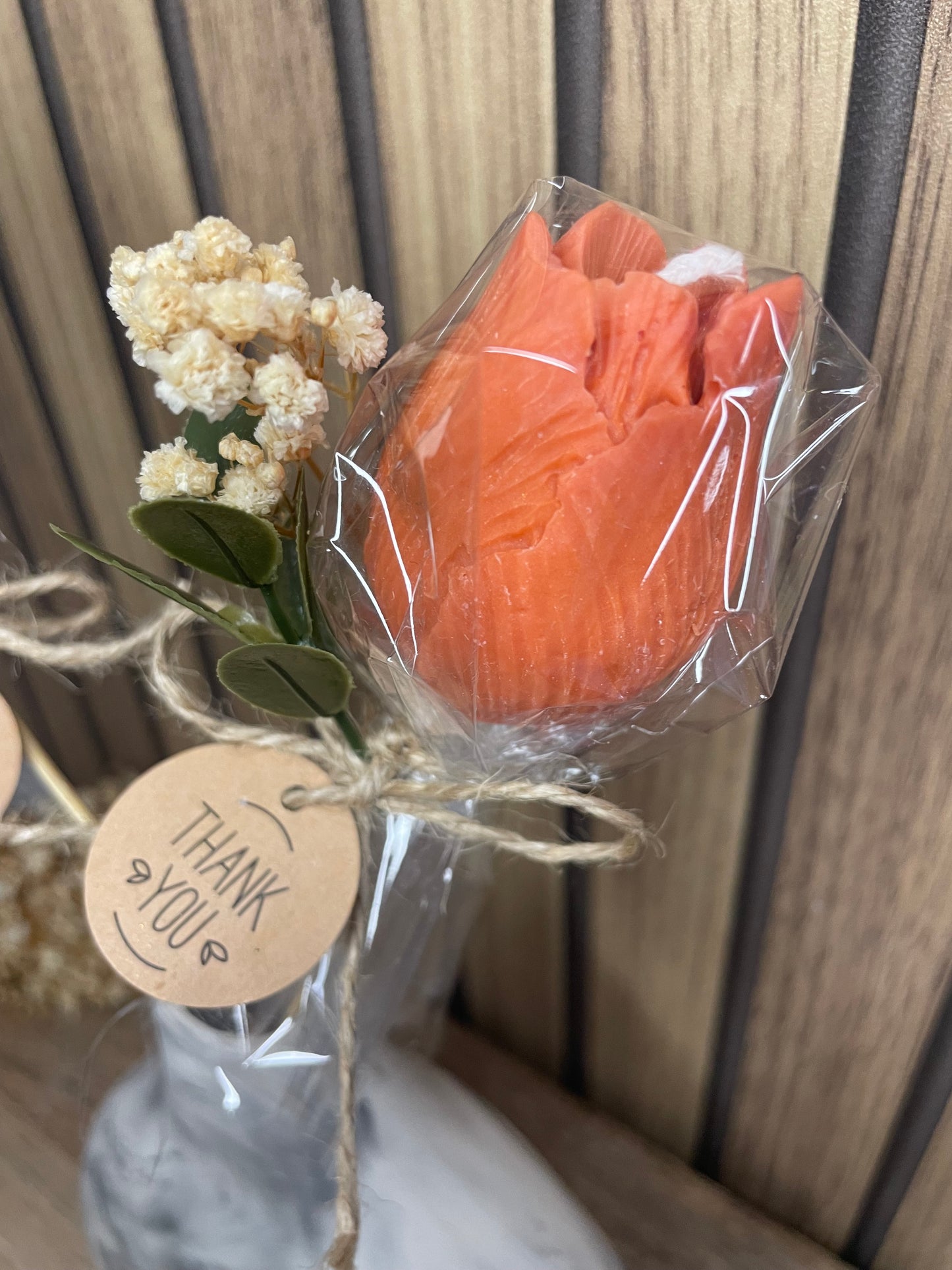 Décoration et cadeau tulipe parfumée pivoine à personnaliser. Cire végétal et fragrances de Grasse. Bougie artisanale. Cadeaux invités cérémonies et événements. Mariage baptême anniversaire communion. Plaisir d’offrir