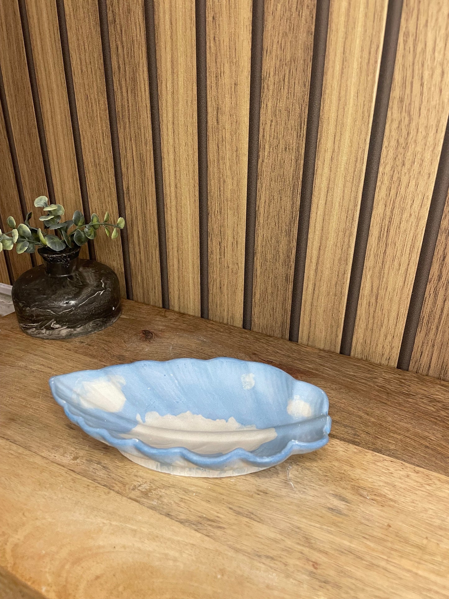 Vide poche feuille. Déco. Objets déco. A personnaliser. Tendance. Déposez vos bijoux, vos clés, vos pièces de monnaies. Maison. Poudre de moulage écologique. Artisan Français. Fait main. Cadeaux. Vous pouvez y faire fondre vos bougies.