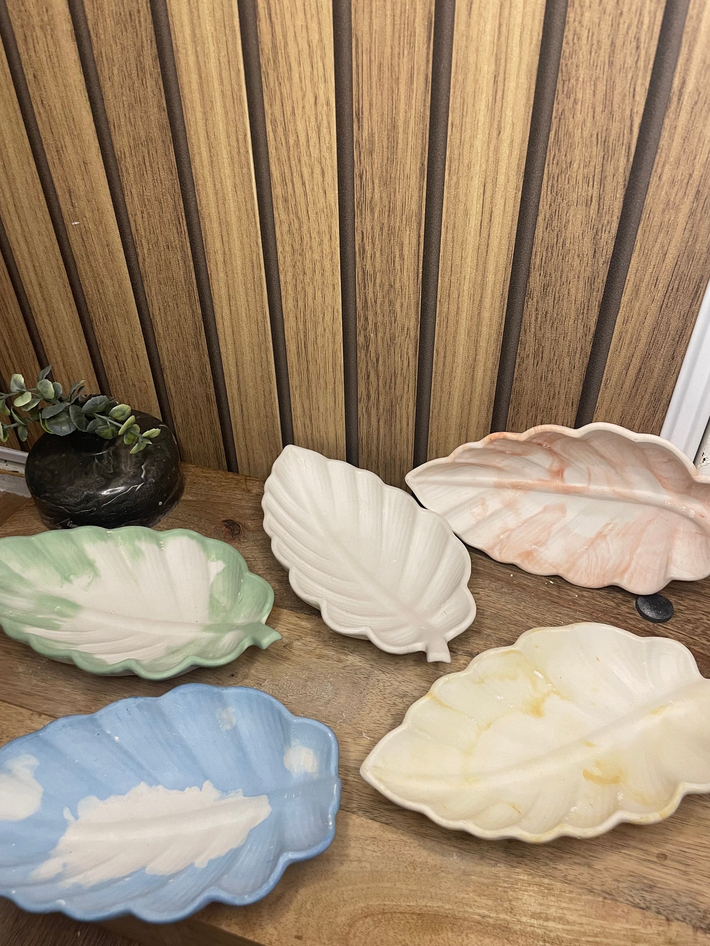 Vide poche feuille. Déco. Objets déco. A personnaliser. Tendance. Déposez vos bijoux, vos clés, vos pièces de monnaies. Maison. Poudre de moulage écologique. Artisan Français. Fait main. Cadeaux. Vous pouvez y faire fondre vos bougies.
