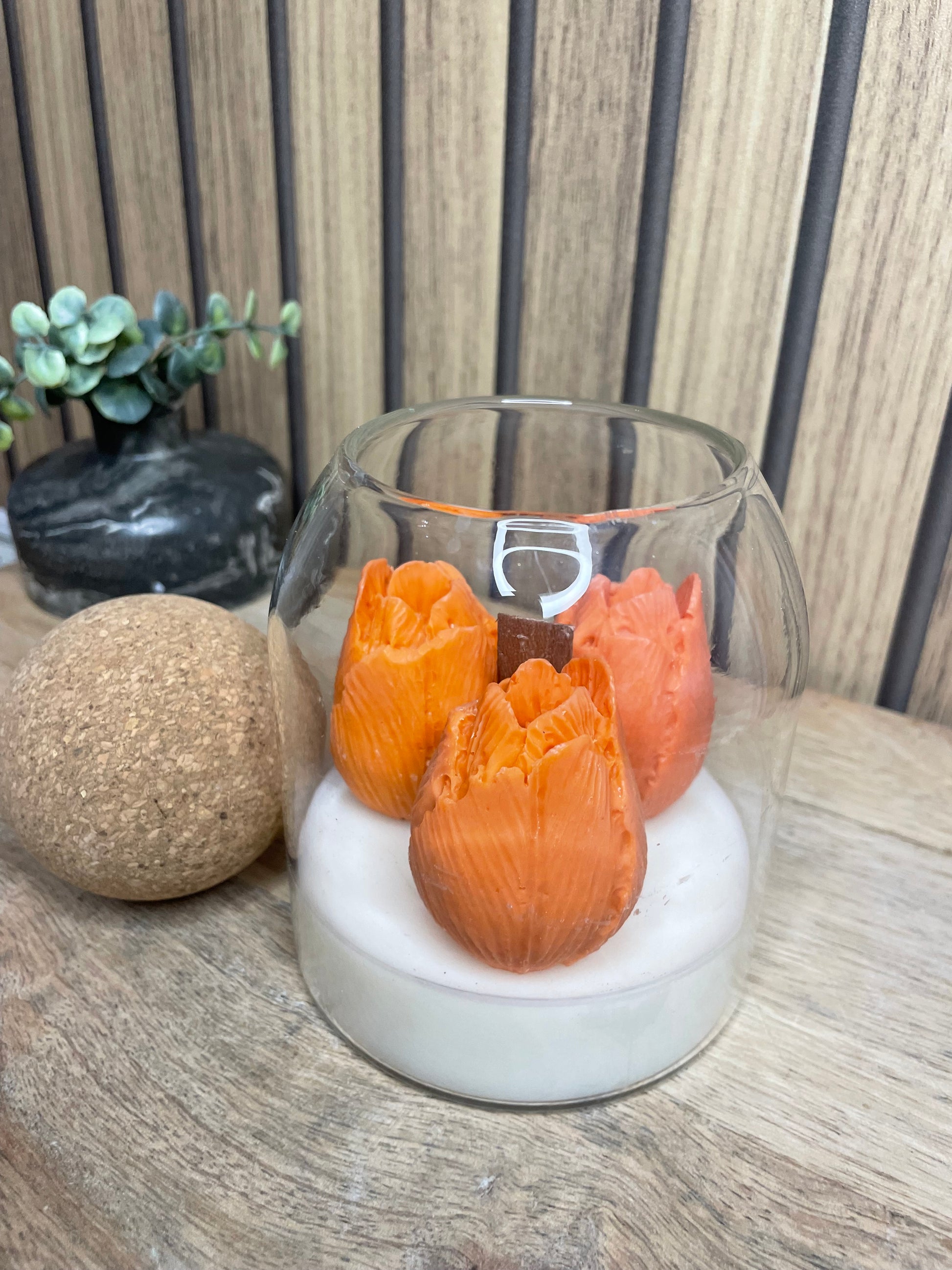 Décoration et cadeau bougie parfumée tulipes à personnaliser. Cire végétal et fragrances de Grasse. Bougie artisanale. Cadeaux, invités, cérémonies et événements. Plaisir d’offrir. Objets déco. Monoï, madeleine pomme d’amour vanille linge propre. Couleurs aux choix
Pot en verre bouchon boule en liège
