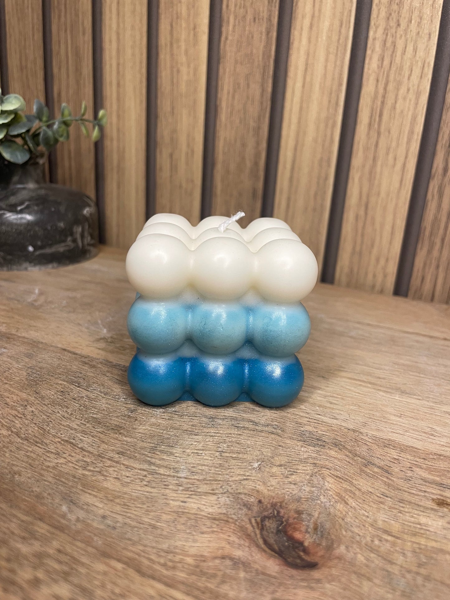 Bougie parfumée Bubble tricolore bleu personnalisable. Cire végétal et parfum de Grasse. Bougie artisanale fait main.