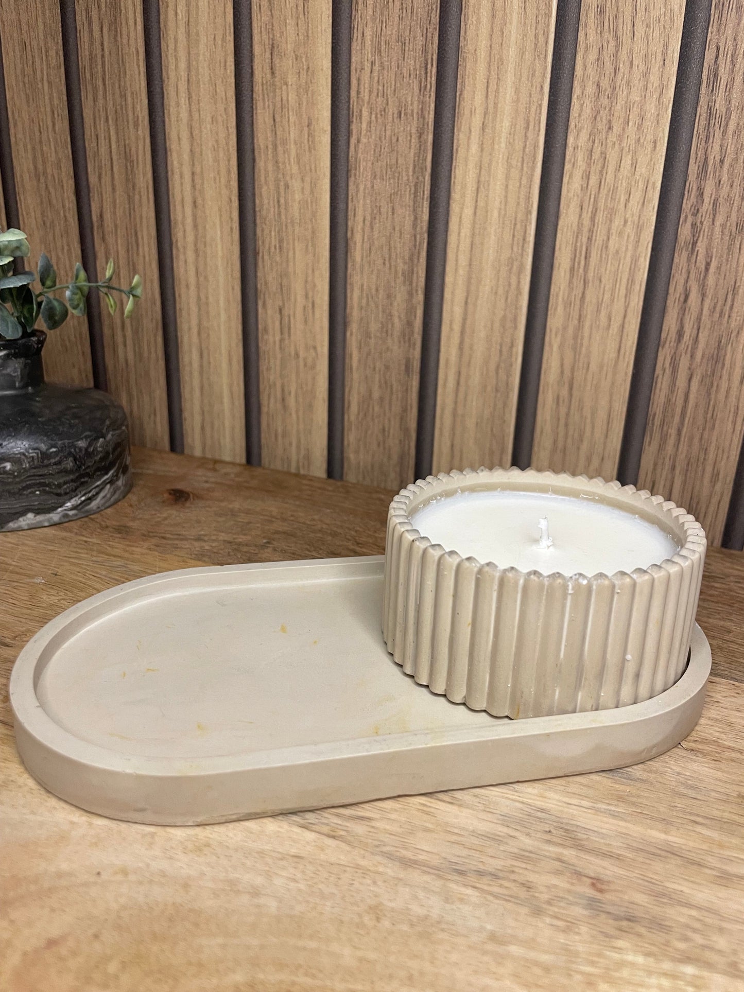Plateau. Vide poche. Décoration. Plateau oval. Maison. Objets déco. A personnaliser. Tendance. Déposez vos bijoux, vos clés, vos bougies, vase, verres. Maison. Poudre de moulage écologique. Artisan Français. Fait main. Cadeaux. Vous pouvez y faire fondre vos bougies.