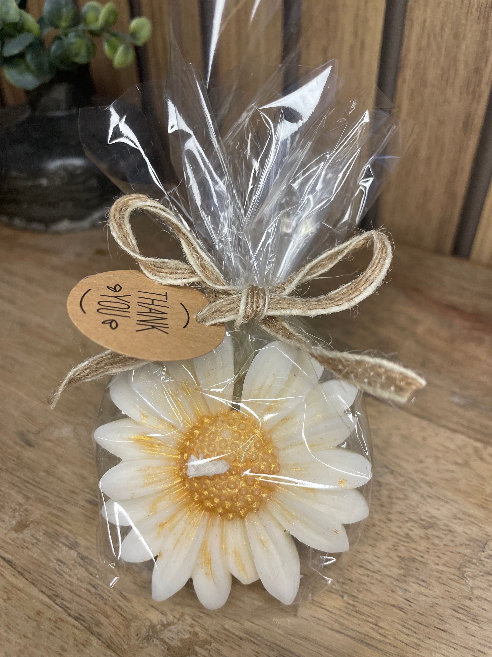 Décoration et cadeau bougie marguerite parfumée à personnaliser. Cire végétal et fragrances de Grasse. Bougie artisanale. Cadeaux invités cérémonies et événements. Mariage baptême anniversaire communion. Plaisir d’offrir événement cérémonie cadeaux invités fleurs séchées