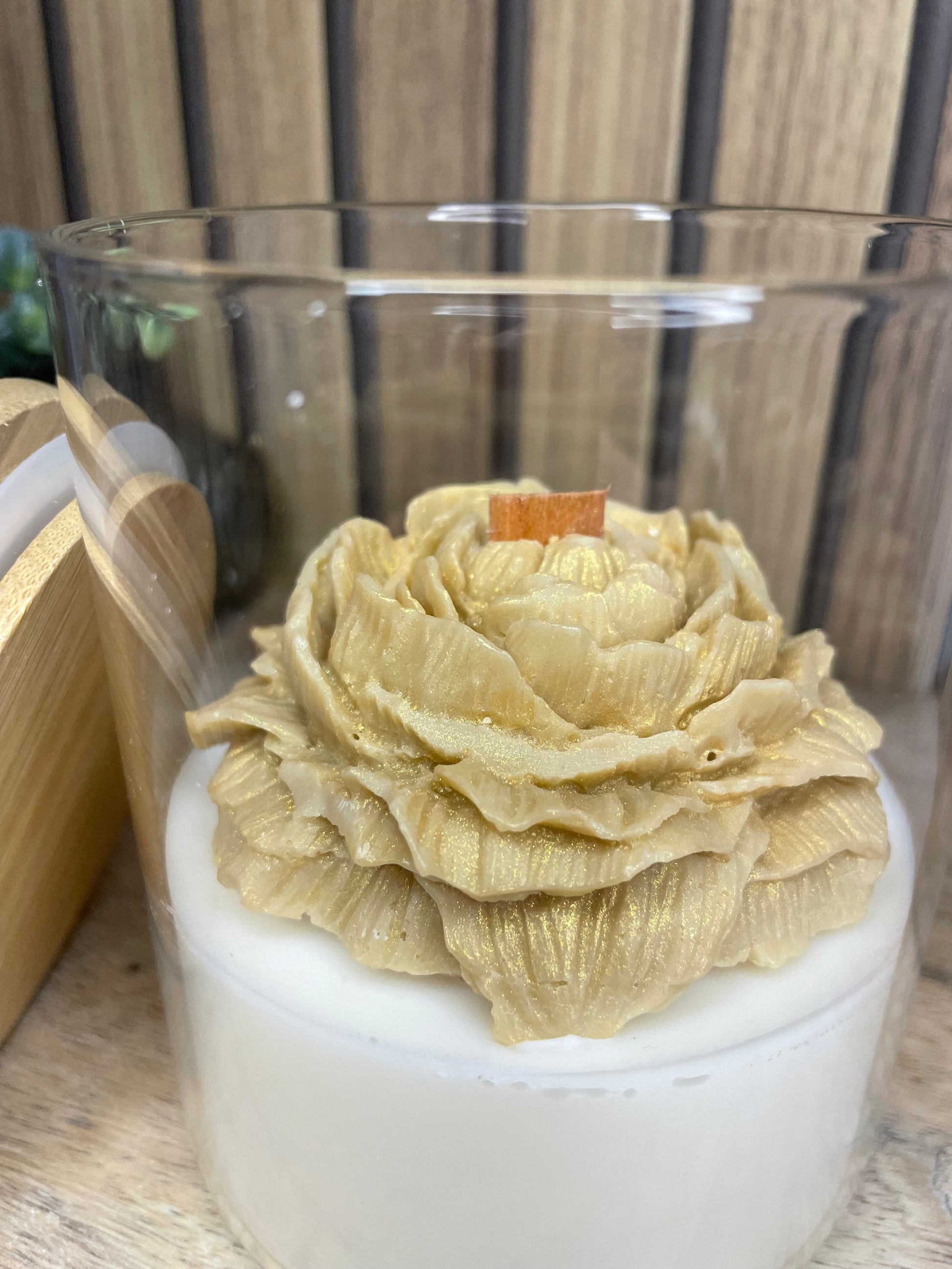 Décoration et cadeau bougie parfumée pivoine à personnaliser. Cire végétal et fragrances de Grasse. Bougie artisanale. Cadeaux, invités, cérémonies et événements. Plaisir d’offrir. Objets déco. Monoï, madeleine et pomme d’amour. Bocaux en verre et couvercle en bambou.
