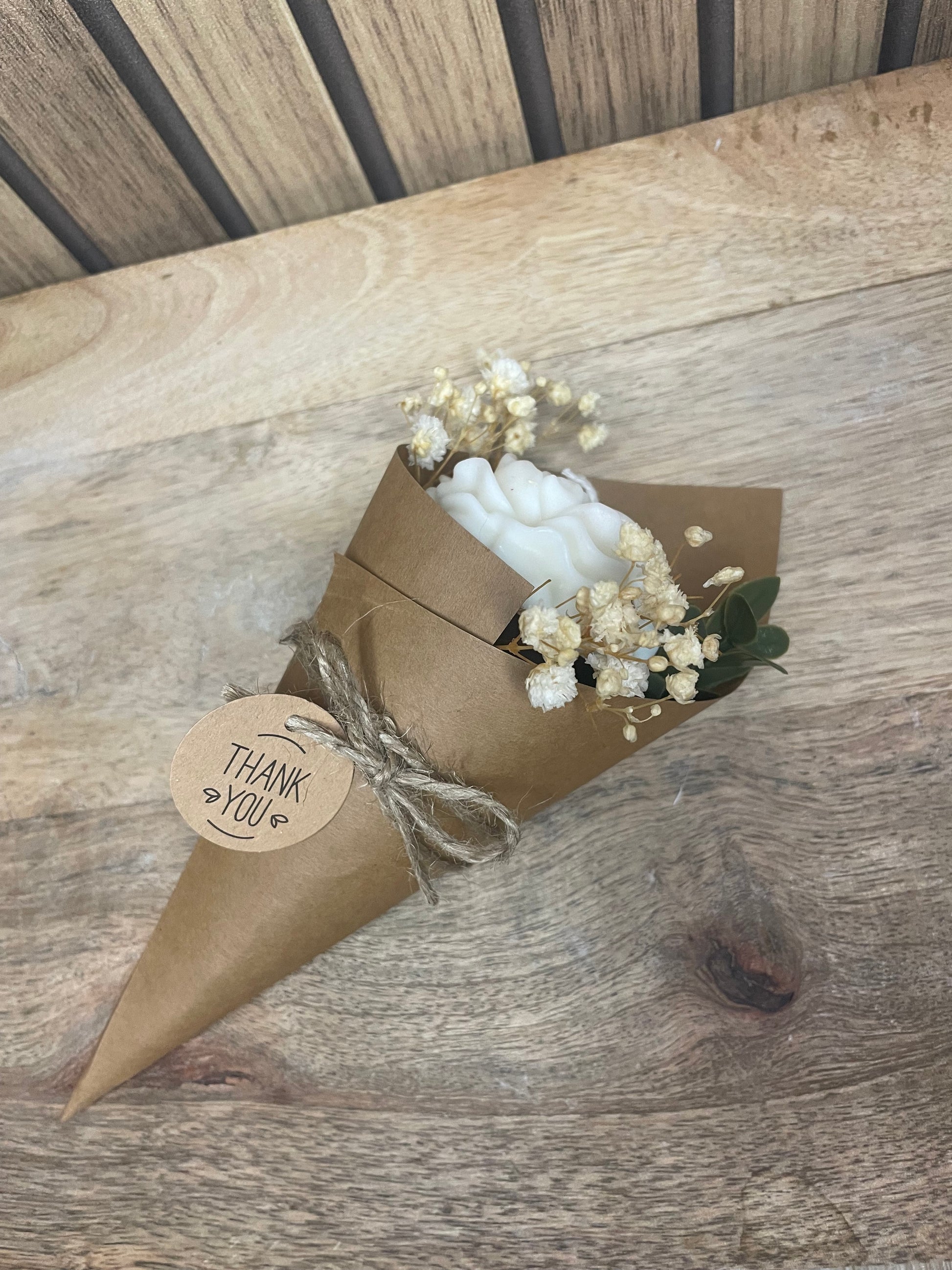 Cadeaux cérémonies et événements bouquet fleurs bougie pivoine et fleurs séchées
