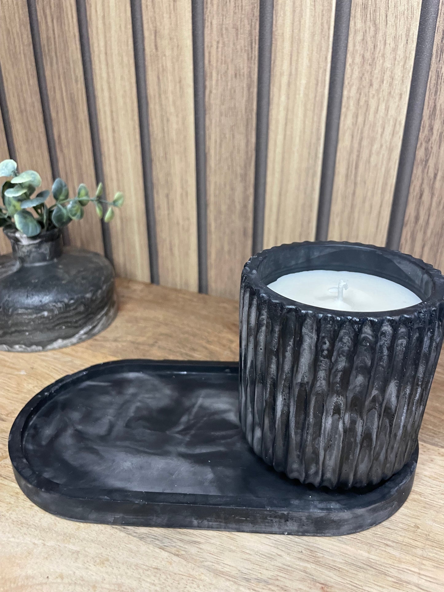 Plateau. Vide poche. Décoration. Plateau oval. Maison. Objets déco. A personnaliser. Tendance. Déposez vos bijoux, vos clés, vos bougies, vase, verres. Maison. Poudre de moulage écologique. Artisan Français. Fait main. Cadeaux. Vous pouvez y faire fondre vos bougies.