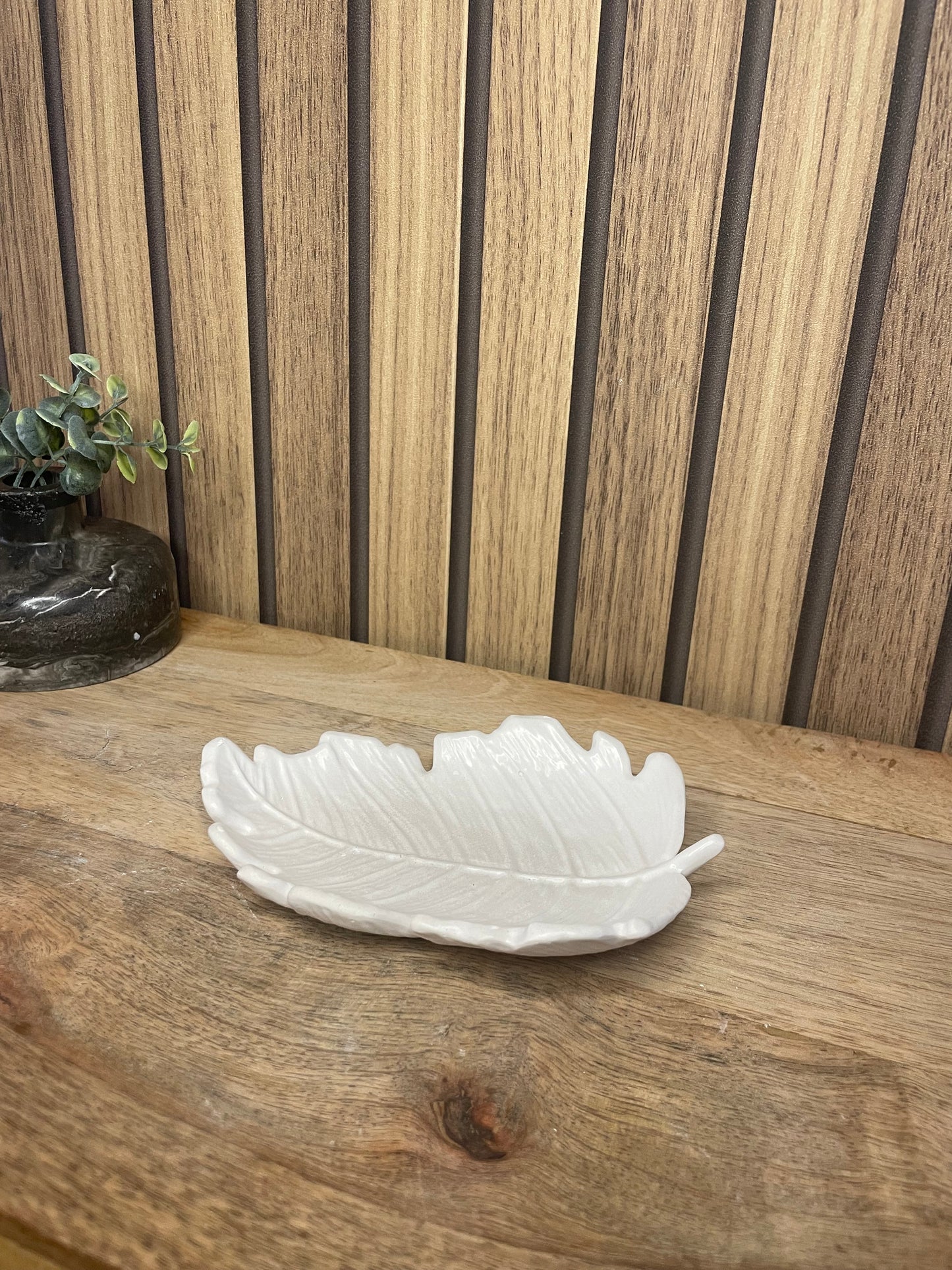 Vide poche feuille. Déco. Objets déco. A personnaliser. Tendance. Déposez vos bijoux, vos clés, vos pièces de monnaies. Maison. Poudre de moulage écologique. Artisan Français. Fait main. Cadeaux.