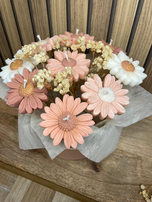 Bouquet de bougies parfumées. Fleurs marguerites et fleurs séchées. Fabrication artisanale fait main. Cire végétal et parfum de Grasse. Bougie artisanale. Cadeaux fêtes événements et cérémonies. Boîte à fleurs. Anniversaire baptême communion plaisir d’offrir. Boîte cadeaux. Fête des mères, saint Valentin. A personnaliser.