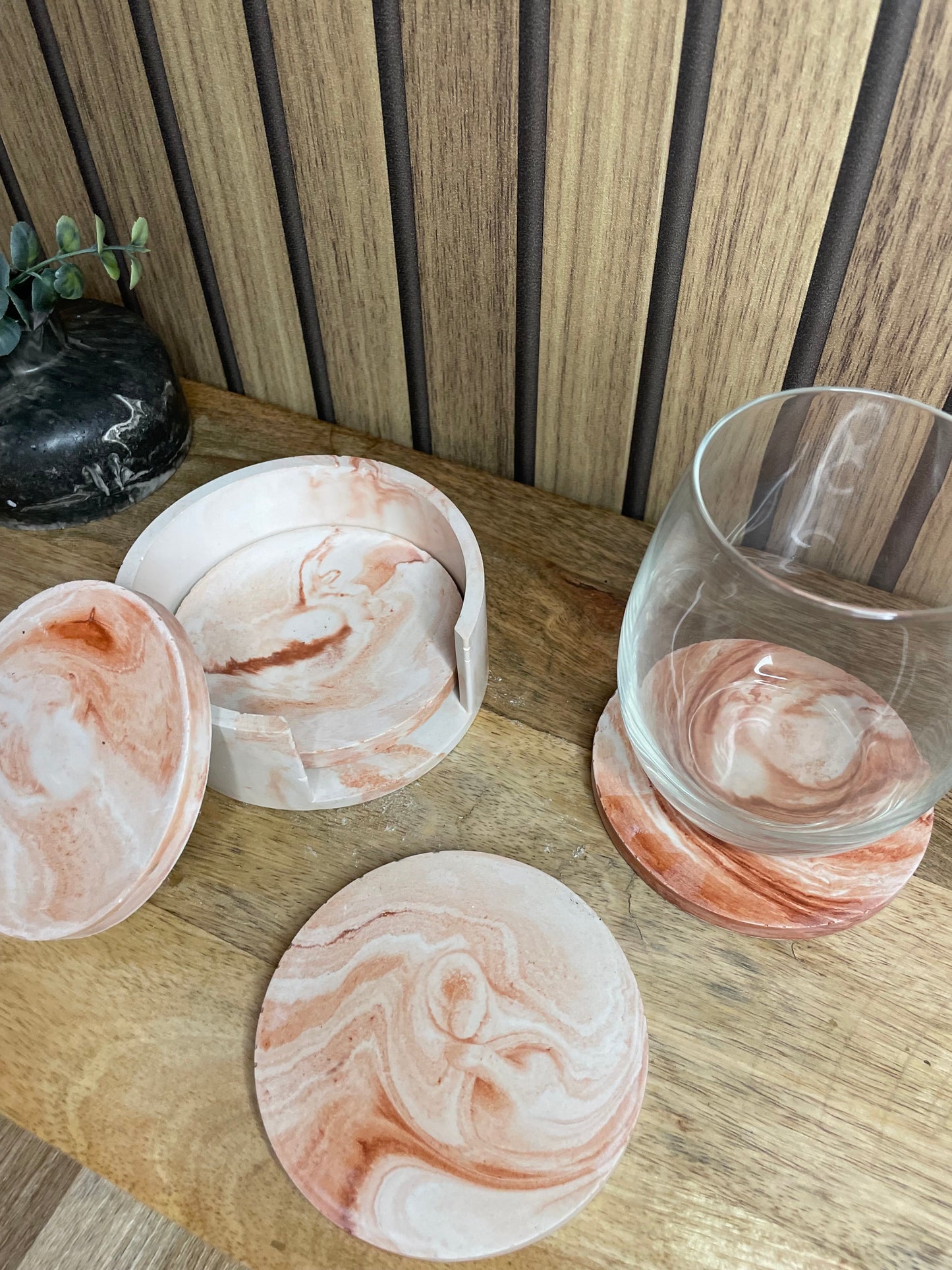 Dessous de verres. Effet marbre. Cocktails. Apéro. Verres. Socle de rangements. Invités. Vaisselles. Accessoires maison.
A personnaliser