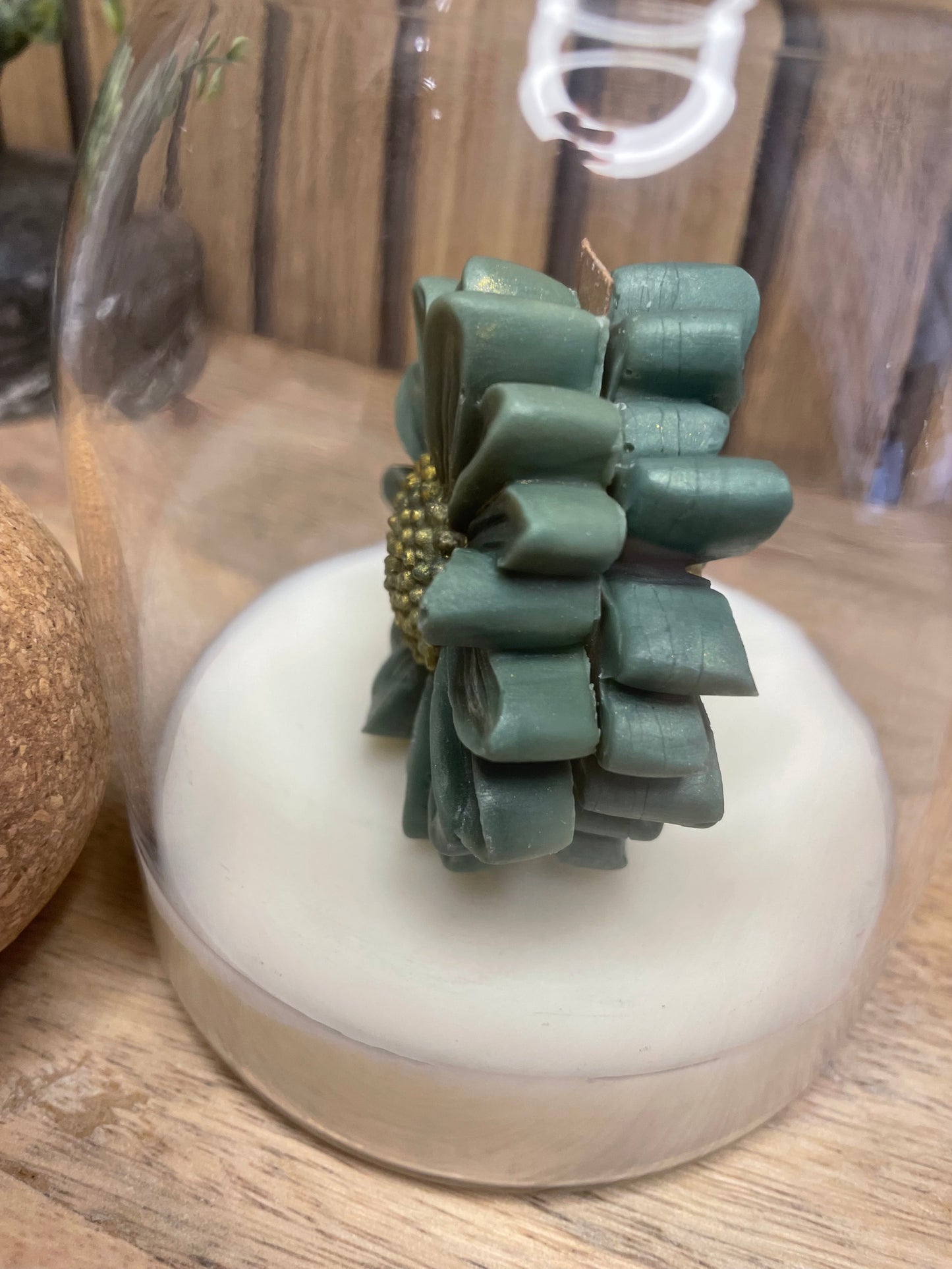 Décoration et cadeau bougie parfumée à personnaliser. Cire végétal et fragrances de Grasse. Bougie artisanale. Cadeaux, invités,
cérémonies et événements. Plaisir d’offrir. Objets déco. Monoï, madeleine pomme d’amour vanille linge propre. Couleurs aux choix. Marguerites
Pot en verre avec bouchon liège rond
