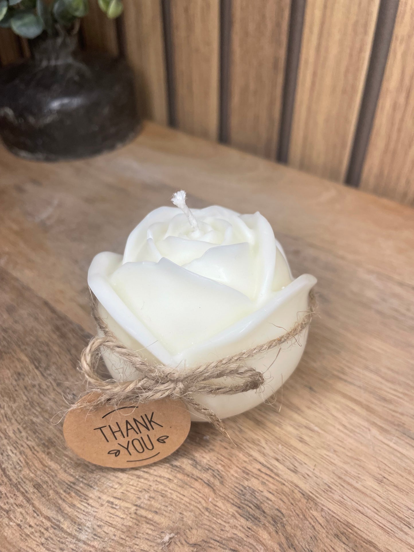 Décoration bougie parfumée en forme de roses avec fleurs séchées personnalisable. Cire végétal et fragrances de Grasse. Bougie artisanale. Cadeaux pour événements et cérémonies