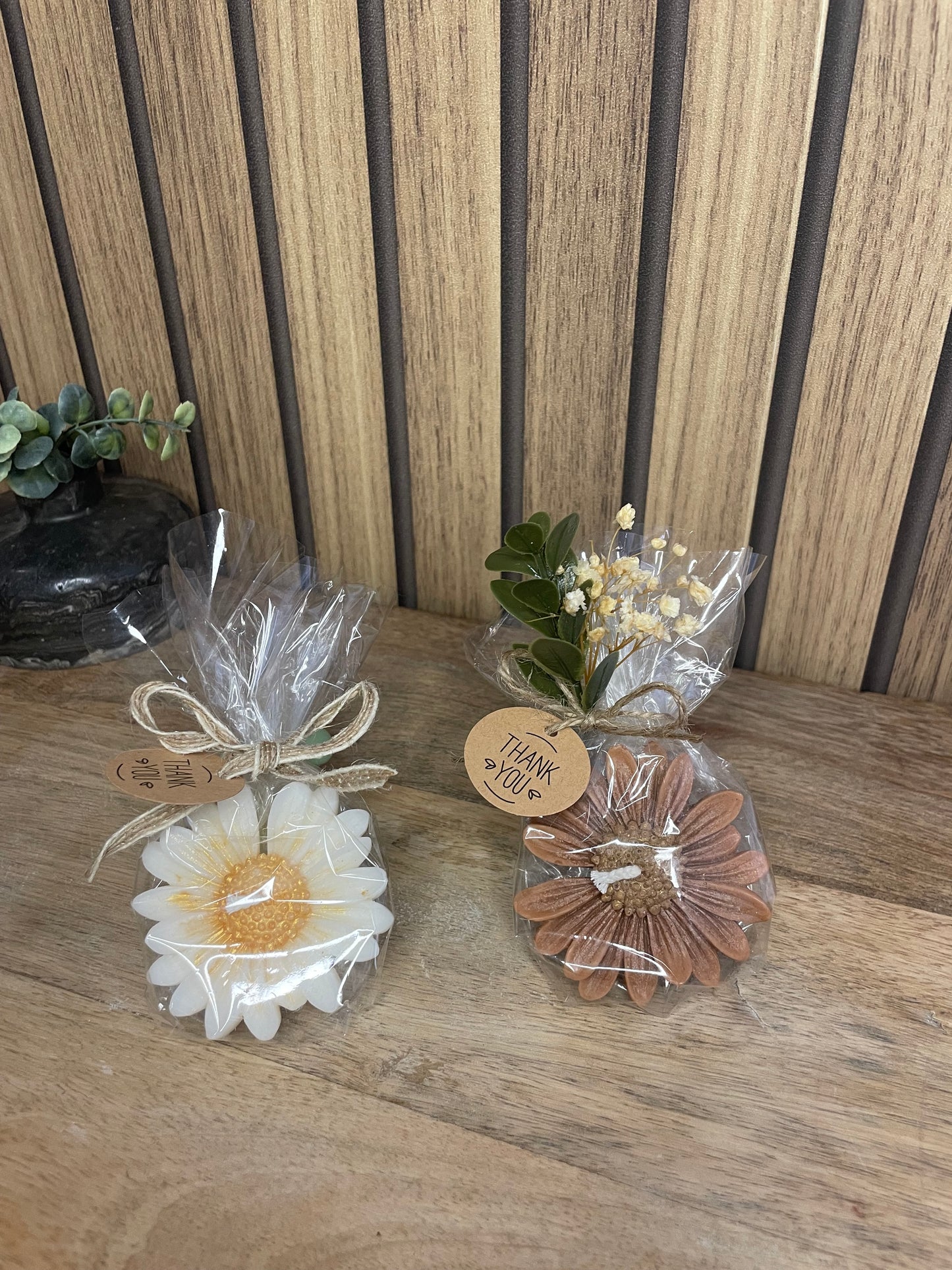 Décoration et cadeau bougie marguerite parfumée à personnaliser. Cire végétal et fragrances de Grasse. Bougie artisanale. Cadeaux invités cérémonies et événements. Mariage baptême anniversaire communion. Plaisir d’offrir événement cérémonie cadeaux invités fleurs séchées