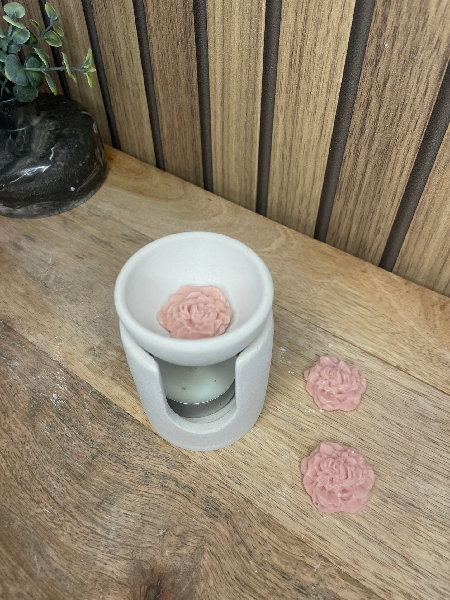 Fondants parfumés. Parfums d’intérieur. Parfumer sa maison. Brûle parfum. Senteurs vanille, monoï, linge propre, madeleine et pomme d’amour. Expérience olfactive. Cire naturelle et parfums Français de Grasse. Produits non nocif pour la santé et l’environnement. Pivoines.