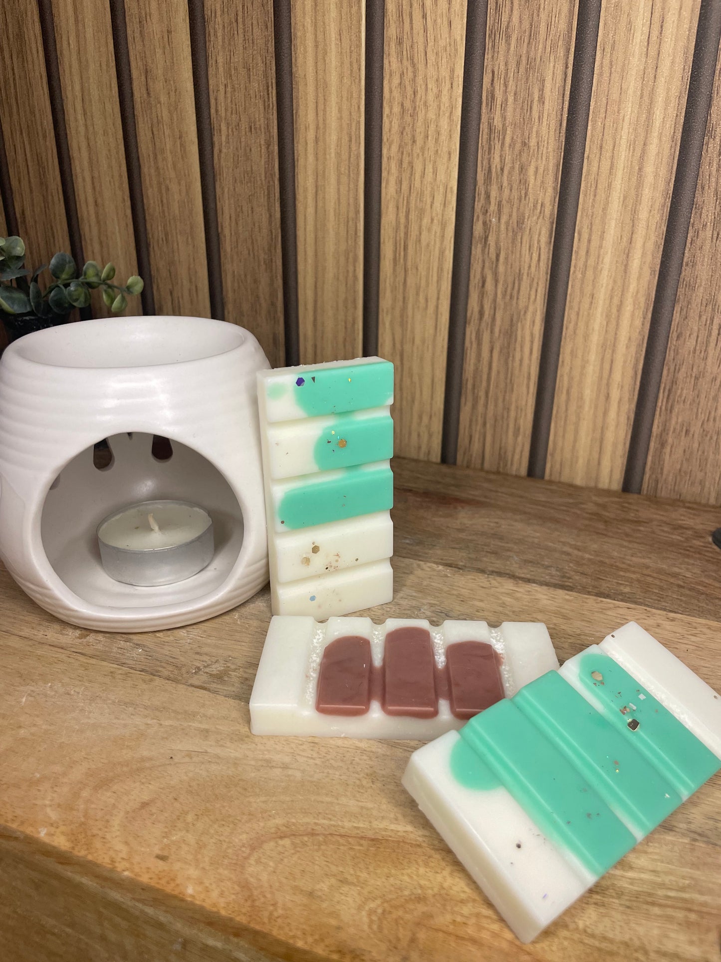 Fondants parfumés. Parfums d’intérieur. Parfumer sa maison. Brûle parfum. Senteurs vanille, monoï, linge propre, madeleine et pomme d’amour. Expérience olfactive. Cire naturelle et parfums Français de Grasse. Produits non nocif pour la santé et l’environnement. Snap bar. Tablette.