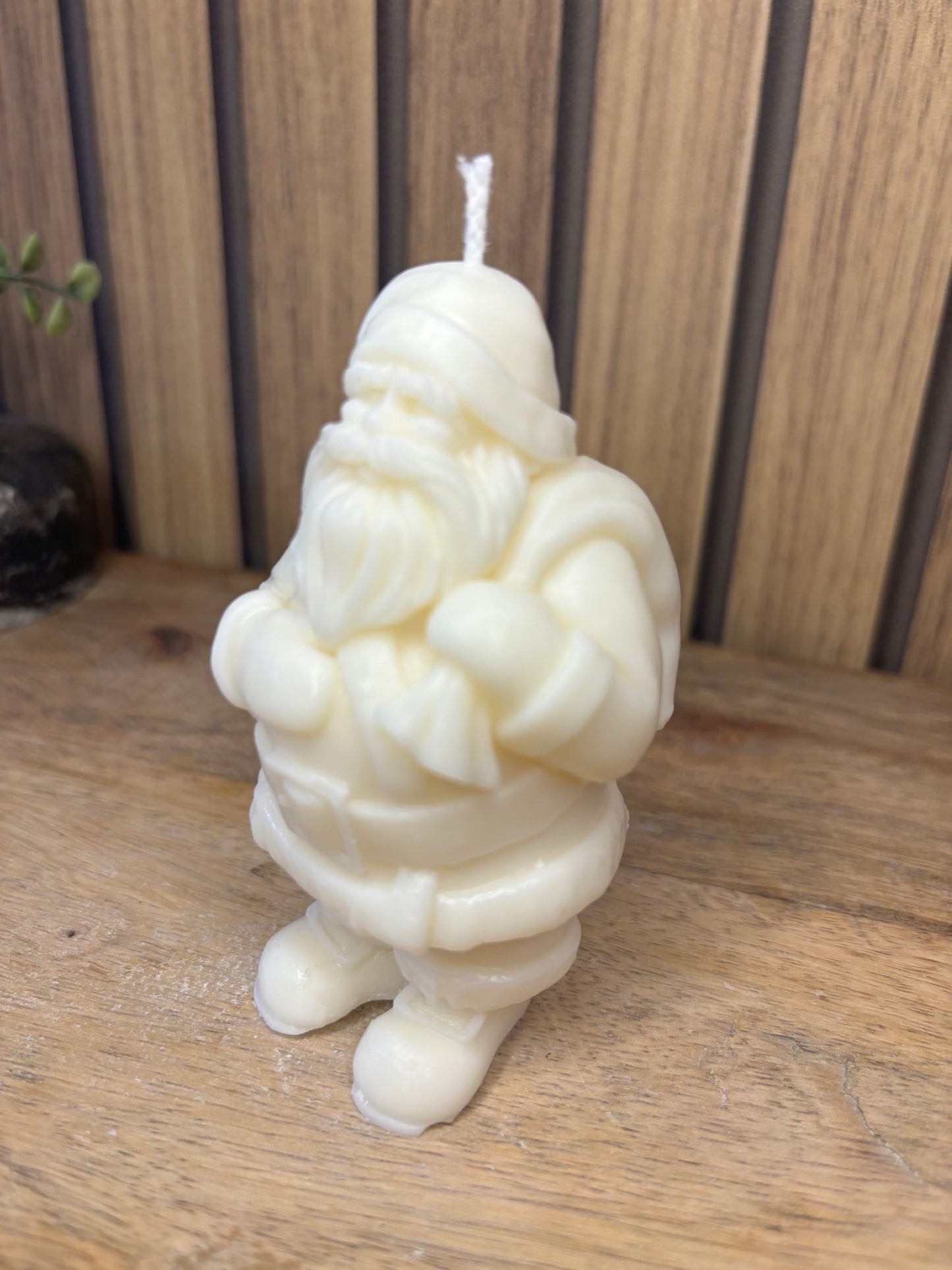 Bougie. Décoration de Noël. Idée cadeau. Sapin. Père Noël. Pomme de pin. Aiguilles de sapin. Baies.  Artisanat. Artisan. Petit créateur.