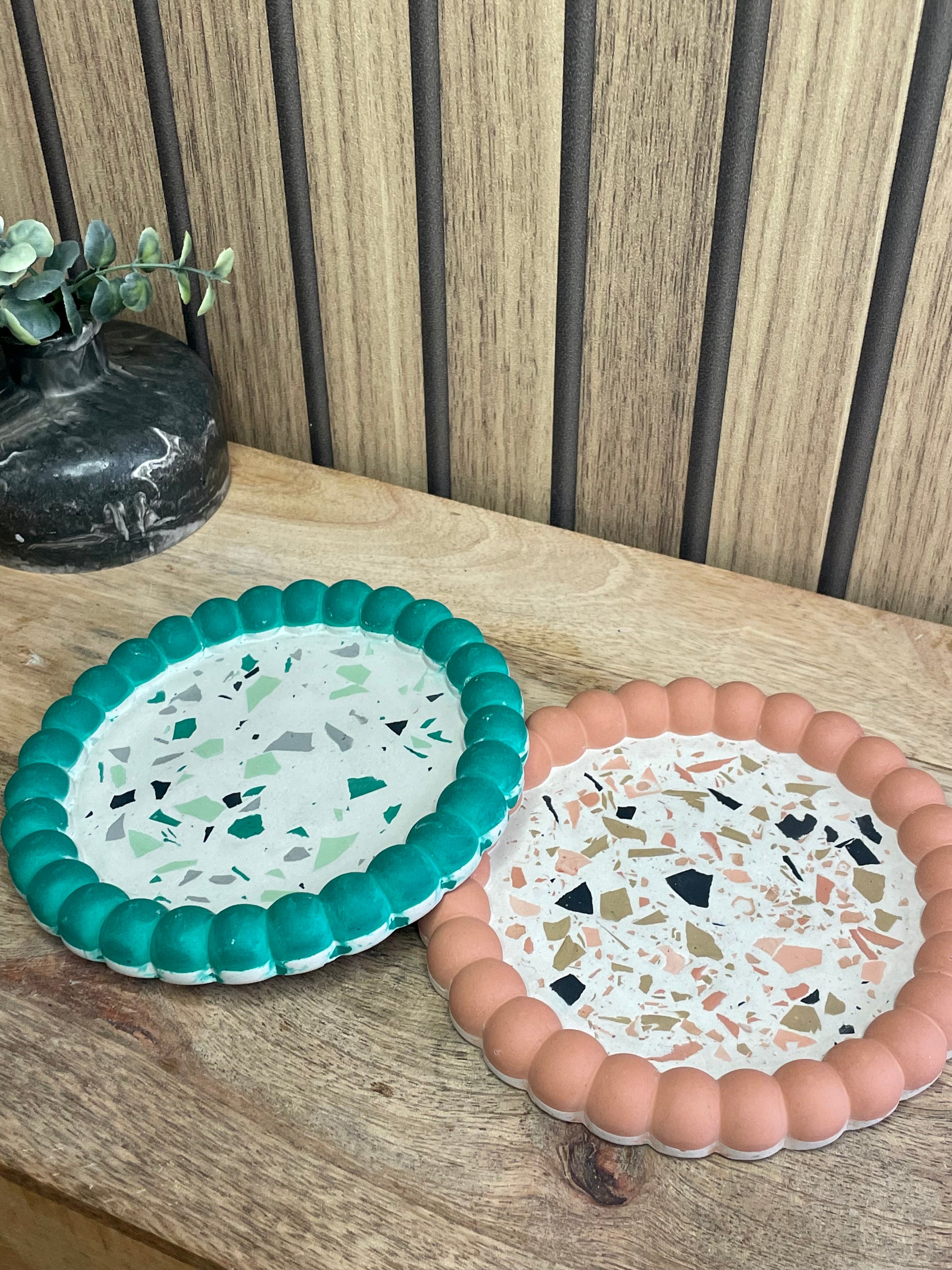 Plateau. Vide poche. Décoration. Plateau rond. Maison. Objets déco. A personnaliser. Terrazzo. Tendance. Déposez vos bijoux, vos clés, vos bougies, vase, verres. Maison. Poudre de moulage écologique. Artisan Français. Fait main. Cadeaux. Vous pouvez y faire fondre vos bougies.