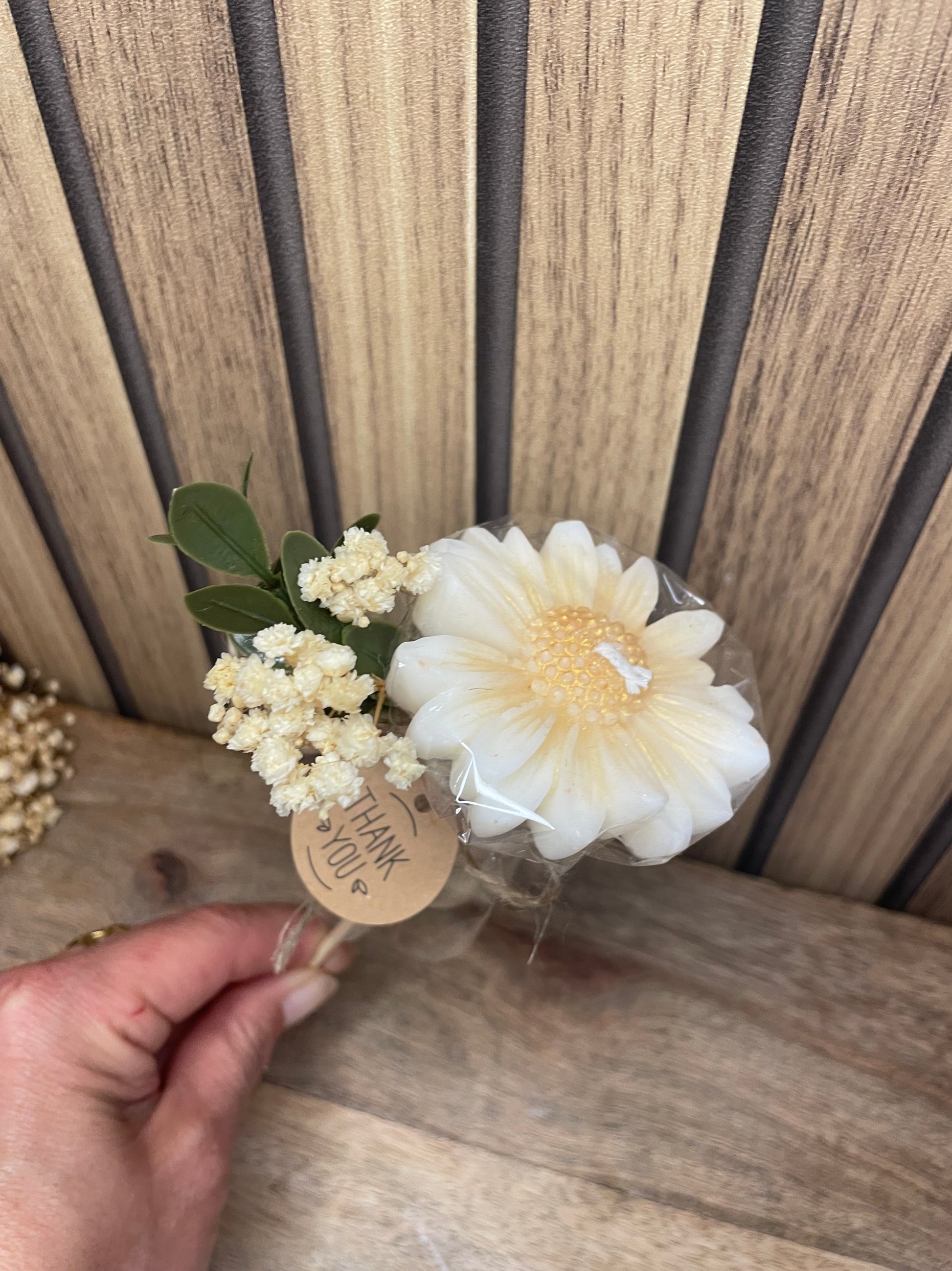 Décoration et cadeau bougie parfumée marguerite à personnaliser. Cire végétal et fragrances de Grasse. Bougie artisanale. Cadeaux invités cérémonies et événements. Mariage baptême anniversaire communion. Plaisir d’offrir