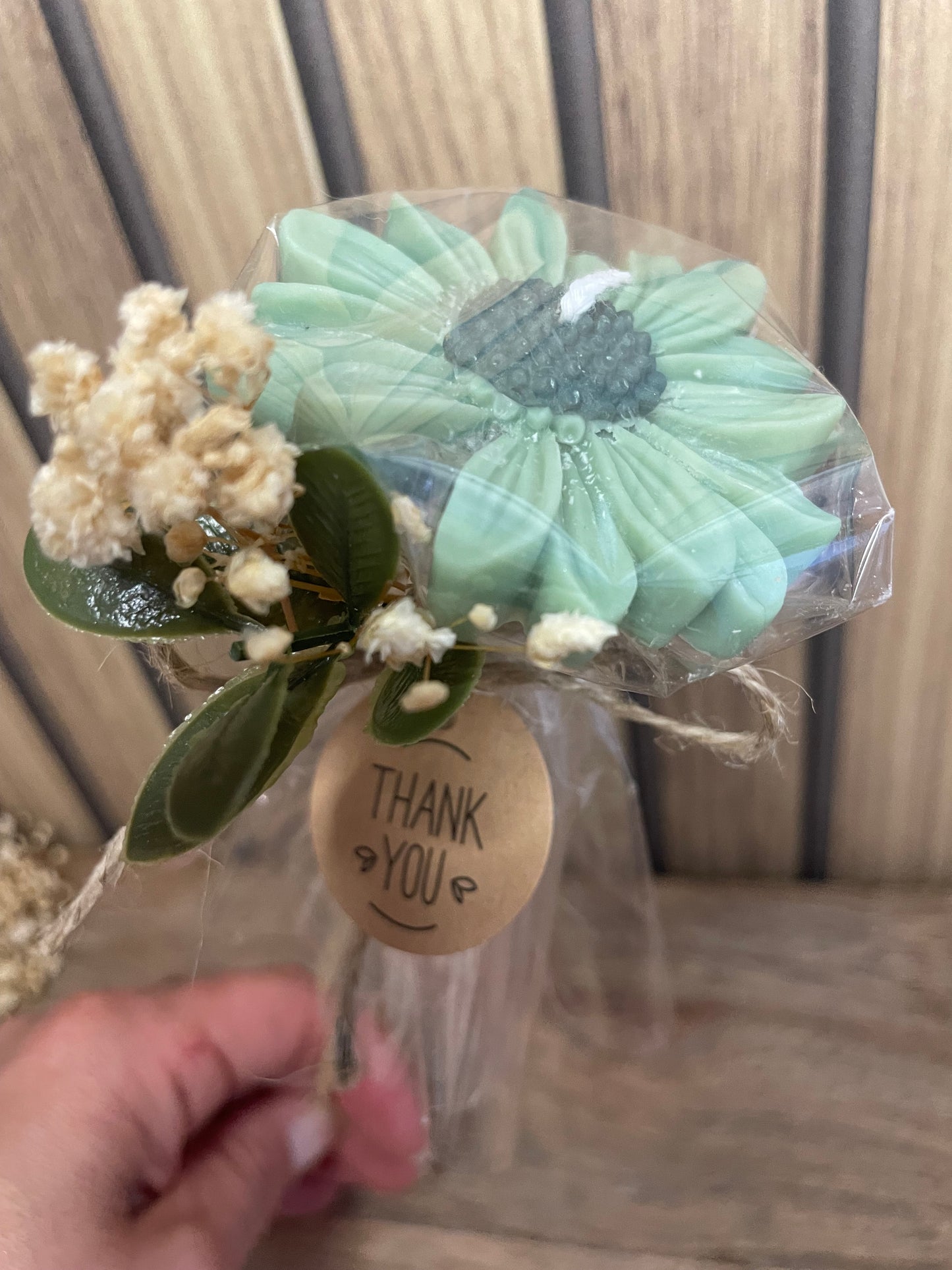 Décoration et cadeau bougie parfumée marguerite à personnaliser. Cire végétal et fragrances de Grasse. Bougie artisanale. Cadeaux invités cérémonies et événements. Mariage baptême anniversaire communion. Plaisir d’offrir