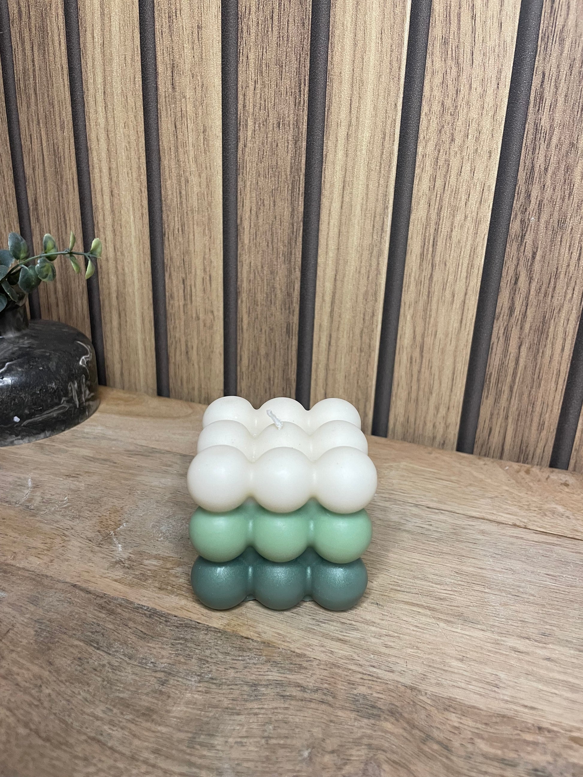 Bougie parfumée Bubble tricolore vert personnalisable. Cire végétal et parfum de Grasse. Bougie artisanale fait main.