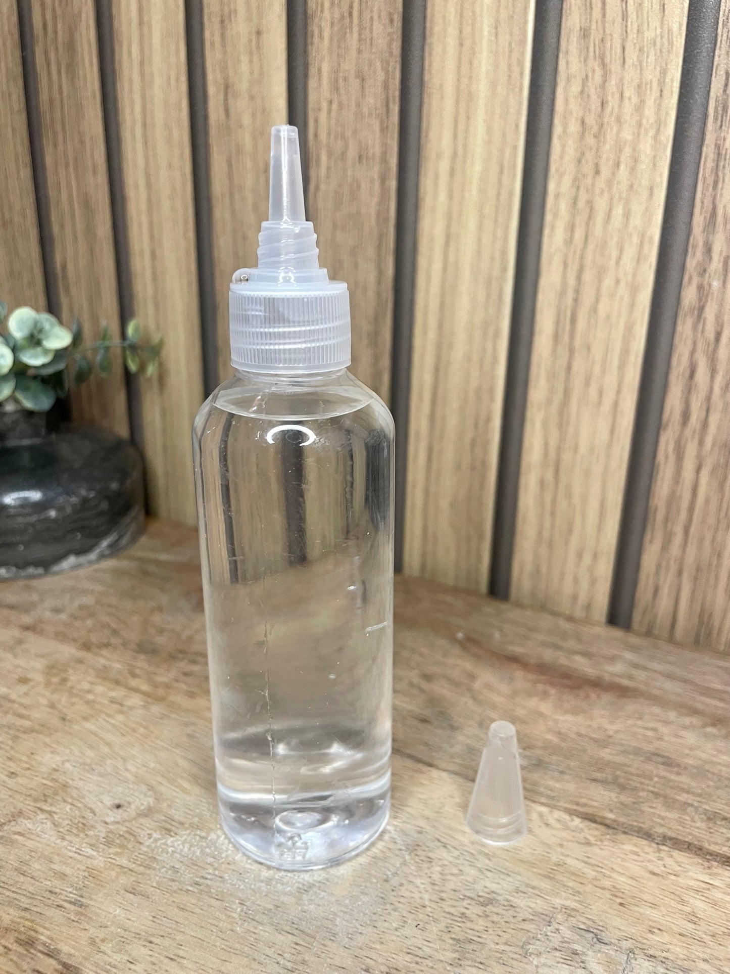 Diffuseur de parfum. Bouquet parfumé. Parfum d’intérieur. Maison. Déco. Senteur. Monoi. Vanille. Fragrance. Sans alcool. Artisanat Français. Fait main.
Coffret diffuseur parfum. Recharge contenant en verre. Parfum à personnaliser. Recharge pour diffuseur de parfum.