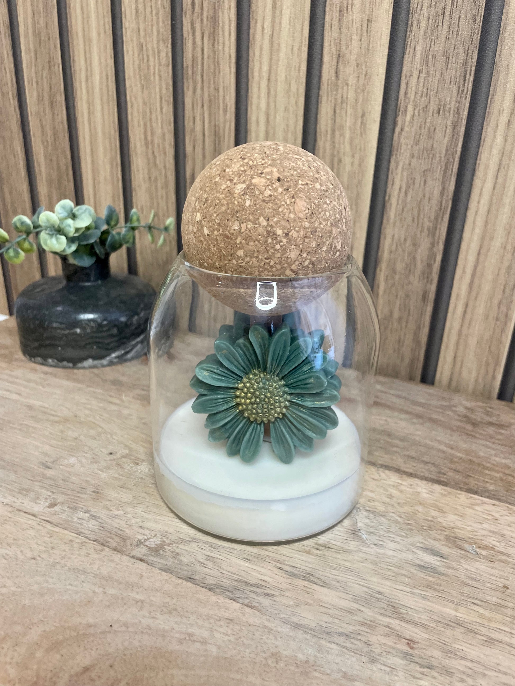 Décoration et cadeau bougie parfumée à personnaliser. Cire végétal et fragrances de Grasse. Bougie artisanale. Cadeaux, invités, cérémonies et événements. Plaisir d’offrir. Objets déco. Monoï, madeleine pomme d’amour vanille linge propre. Couleurs aux choix. Marguerites
