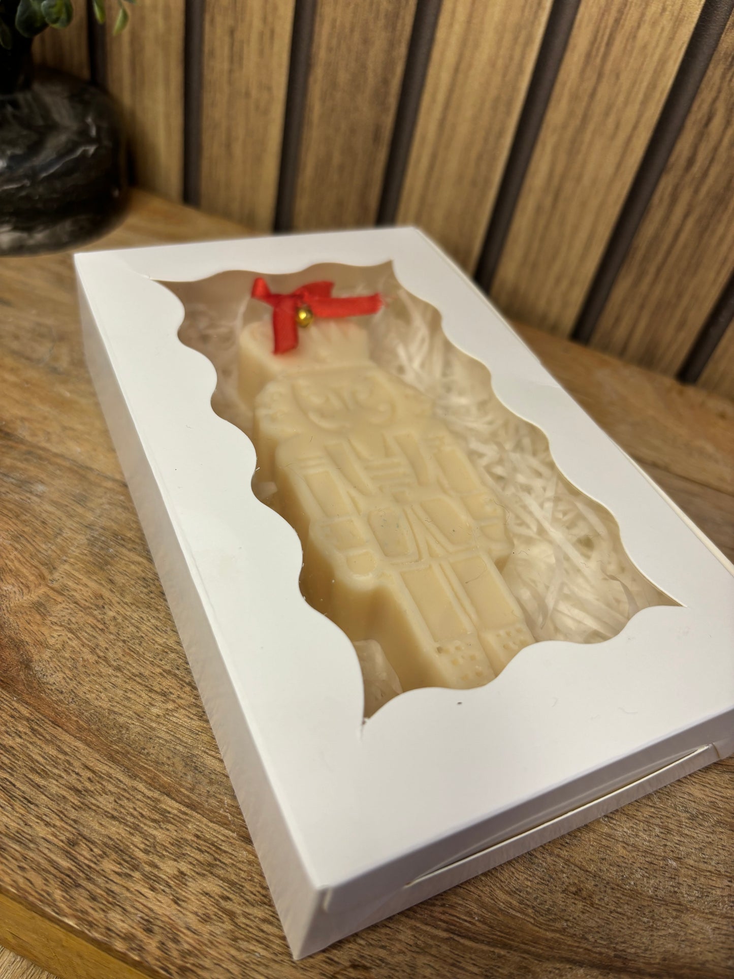 Bougie. Décoration de Noël. Idée cadeau. Déco de table. Fête de Noël. Père Noël. Bonhomme pain d’épice. Artisanat. Fait main. Cire de soja. Catalogue de jouets. Sapin. Soldat Casse Noisette.