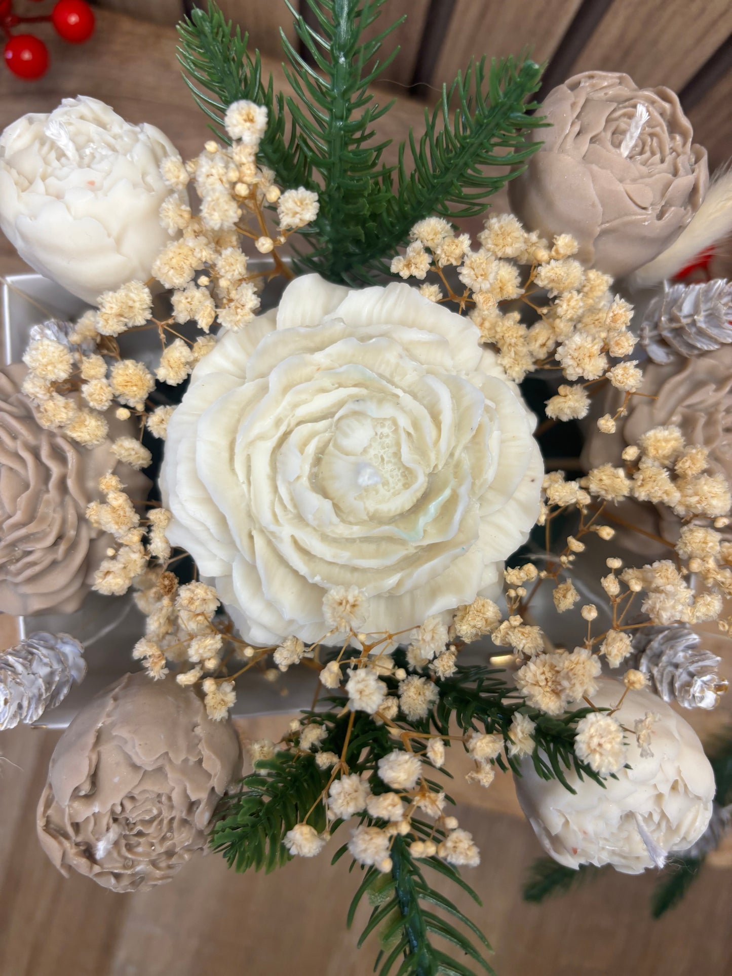 Bouquet. Fleur. Pivoine. Marguerite. Bougie parfumée. Déco. Vanille .
Bougie. Décoration de Noël. Idée cadeau. Sapin. Père Noël. Pomme de pin. Aiguilles de sapin. Baies. Artisanat. Artisan. Petit créateur. Vert. Blanc. Beige. Fleurs séchées.