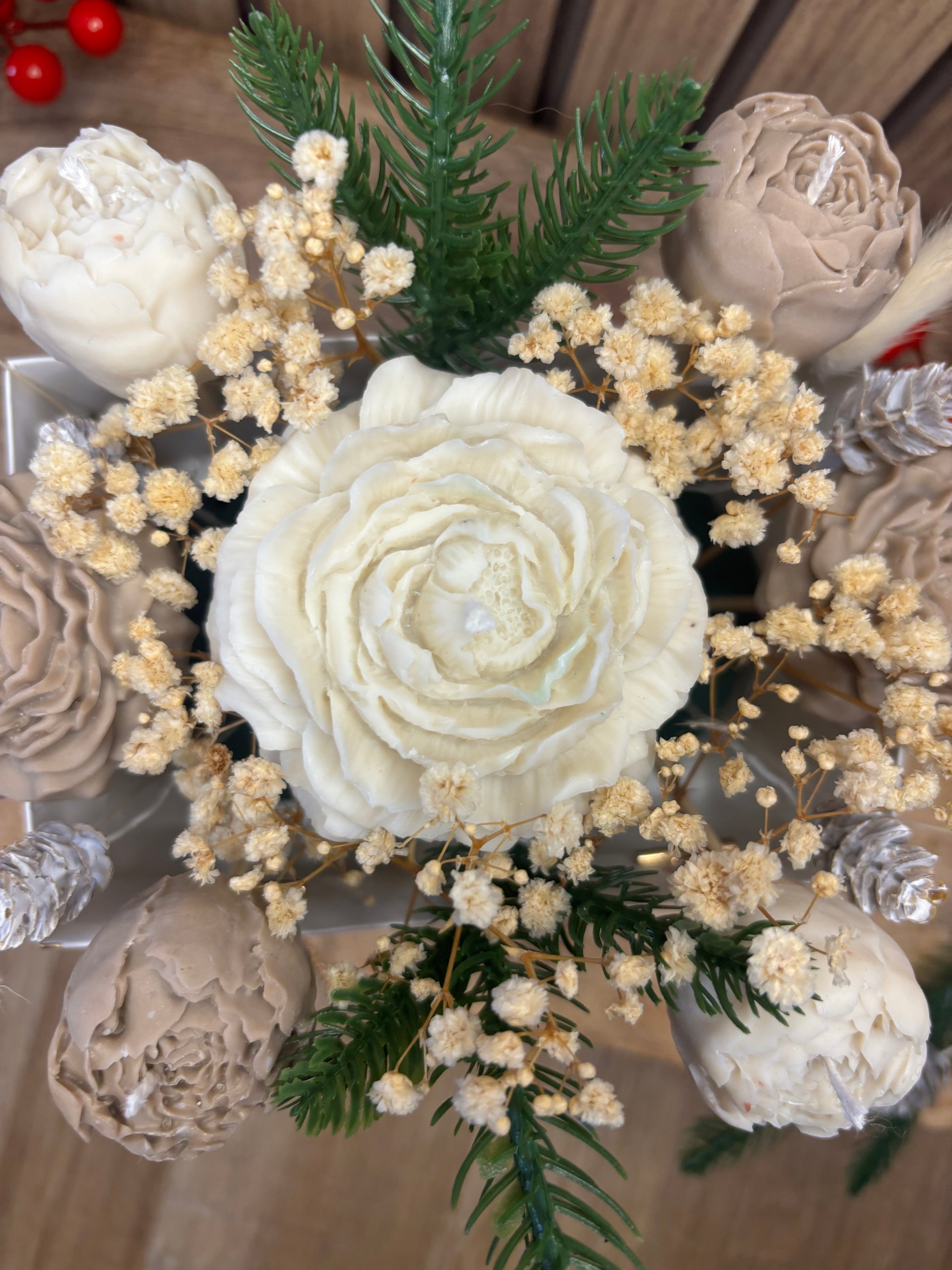 Bouquet. Fleur. Pivoine. Marguerite. Bougie parfumée. Déco. Vanille .
Bougie. Décoration de Noël. Idée cadeau. Sapin. Père Noël. Pomme de pin. Aiguilles de sapin. Baies.  Artisanat. Artisan. Petit créateur. Vert. Blanc. Beige. Fleurs séchées.
