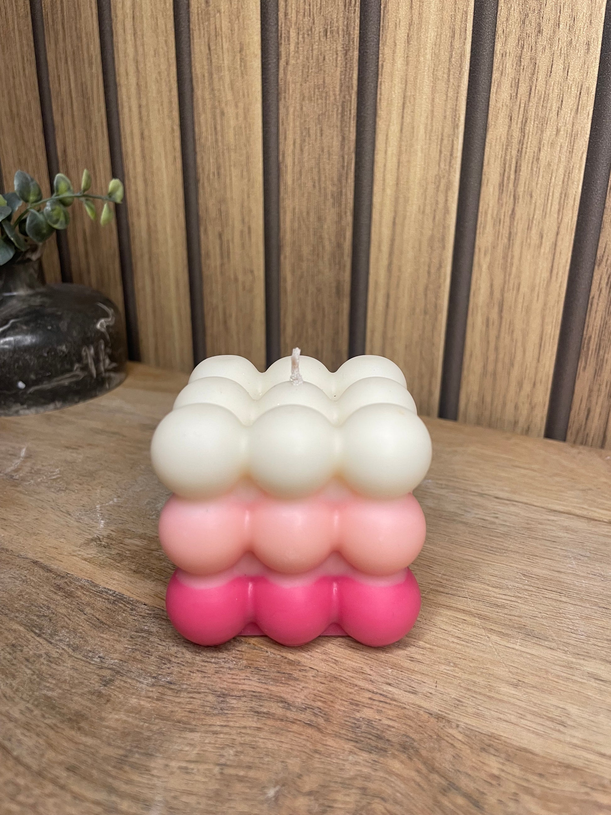 Bougie parfumée Bubble tricolore rose personnalisable. Cire végétal et parfum de Grasse. Bougie artisanale fait main.